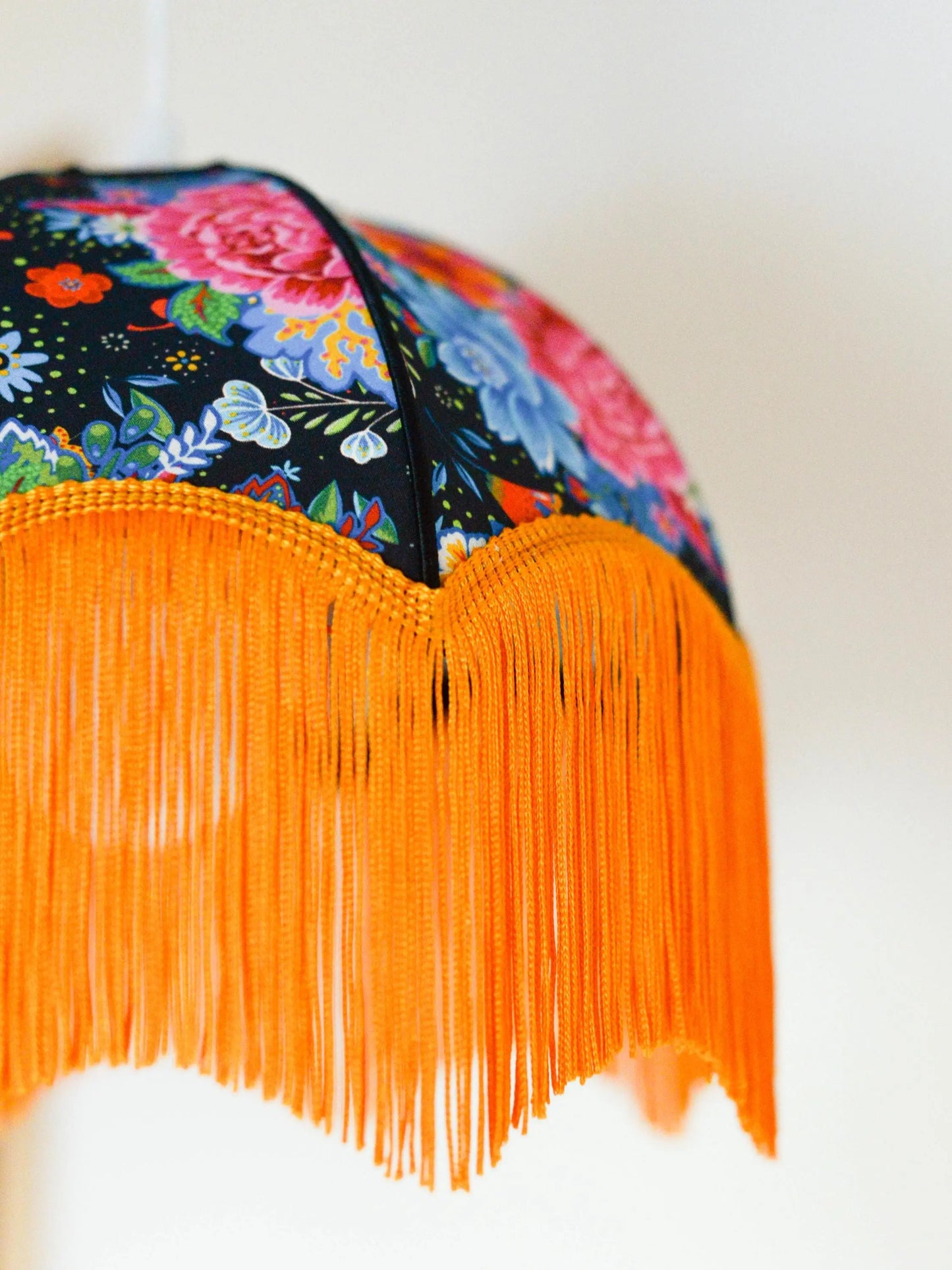 Lampe baladeuse en suspension tissu folklorique Odile Bailloeul et franges oranges
