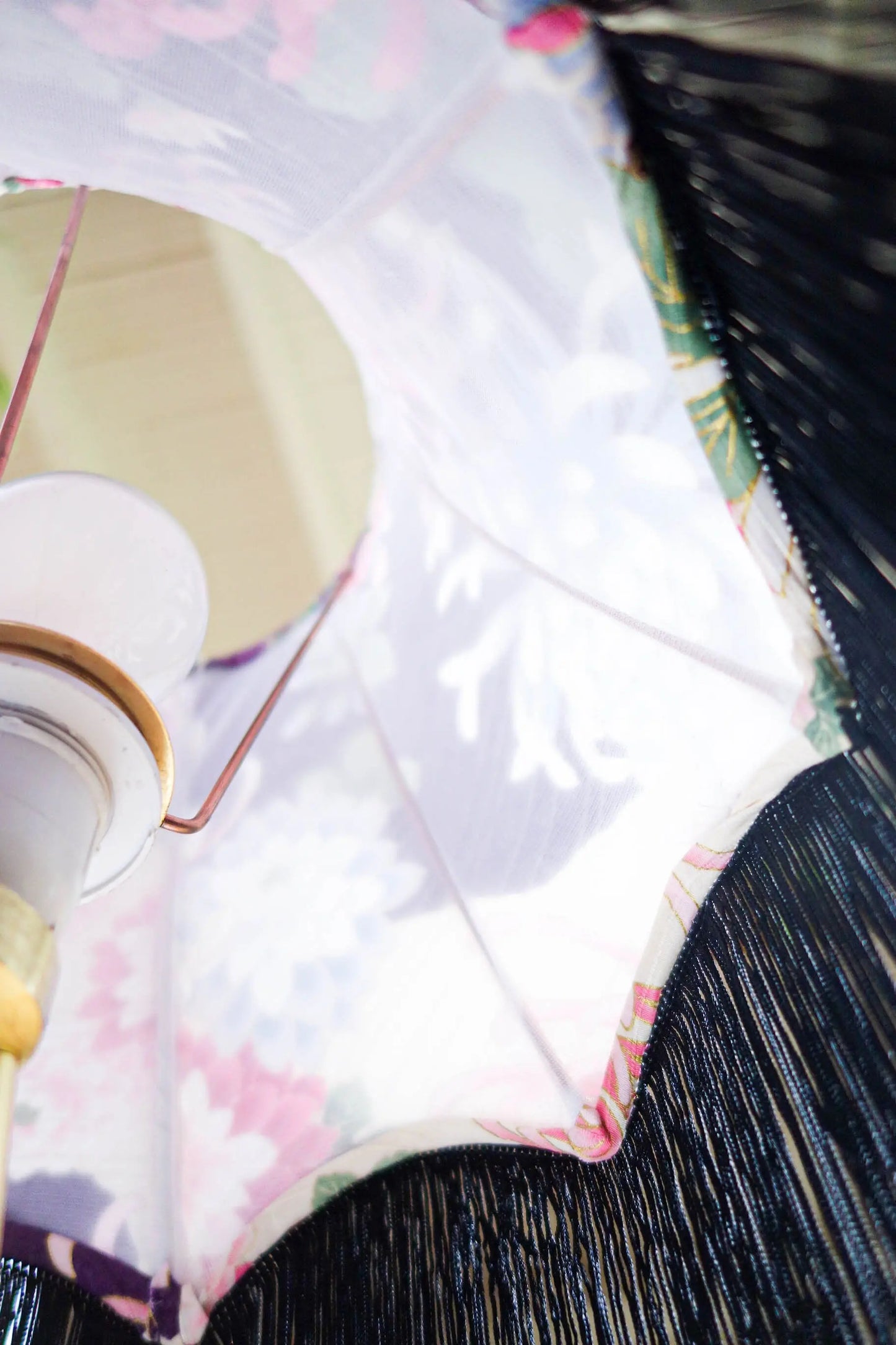Vue intérieure d'un grand abat jour pour lampe sur pied