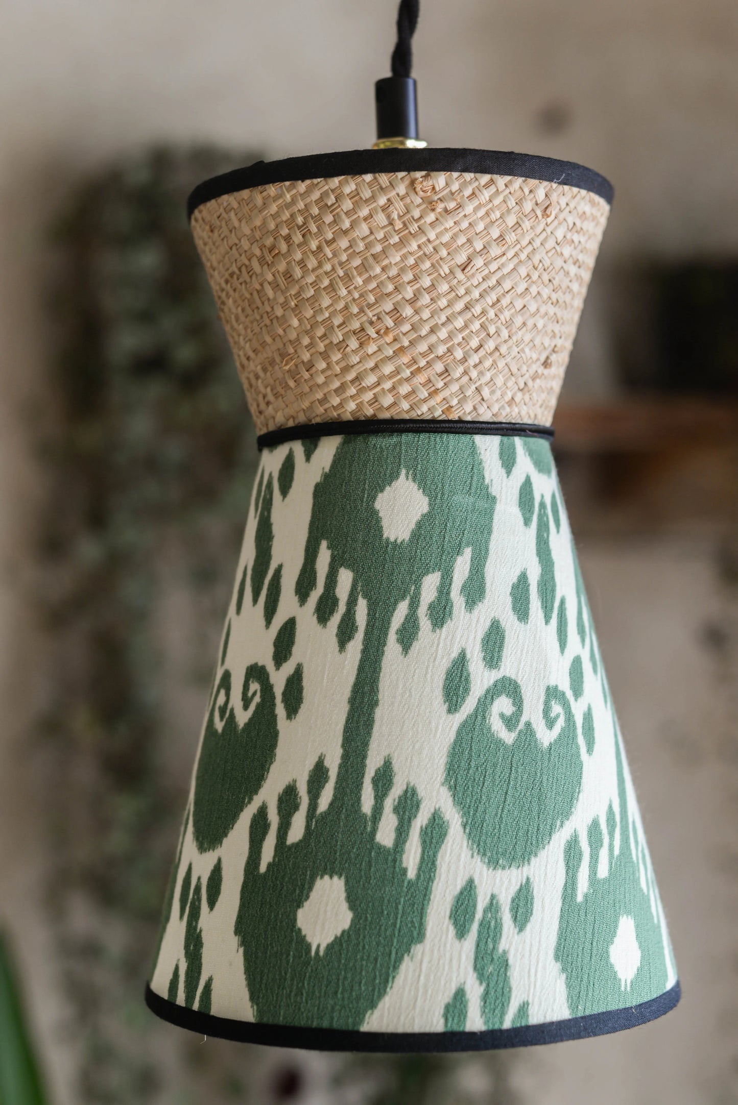 Baladeuse diabolo en rotin naturel et tissu ikat vert - Lumière à tous les Etages