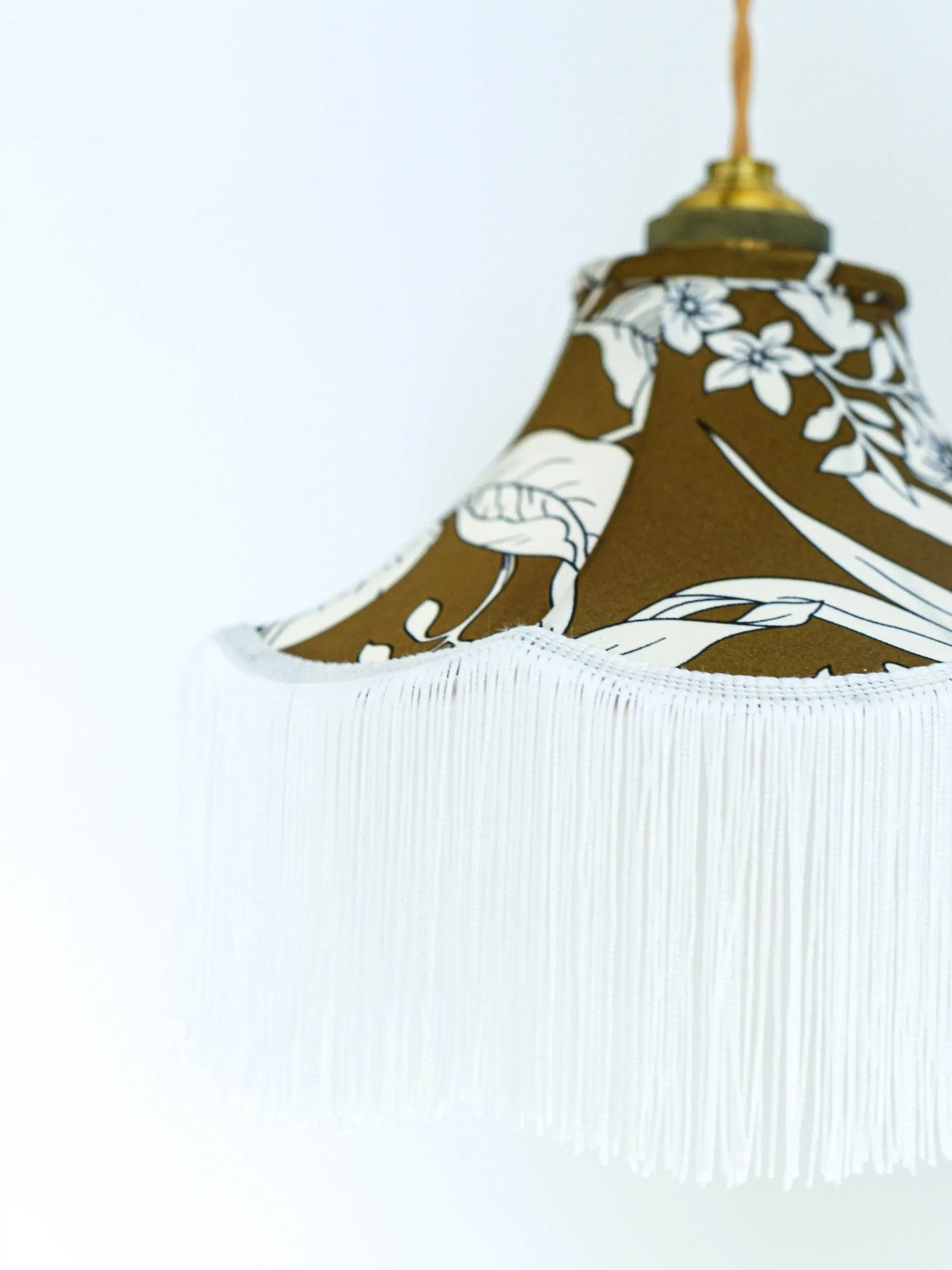 Baladeuse à suspendre pagode tissu satin kaki/franges écrues - Lumière à tous les Etages