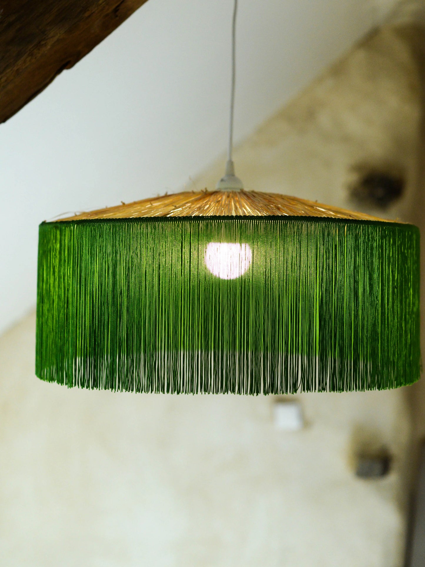 Suspension chapeau chinois en raphia beige et franges vertes