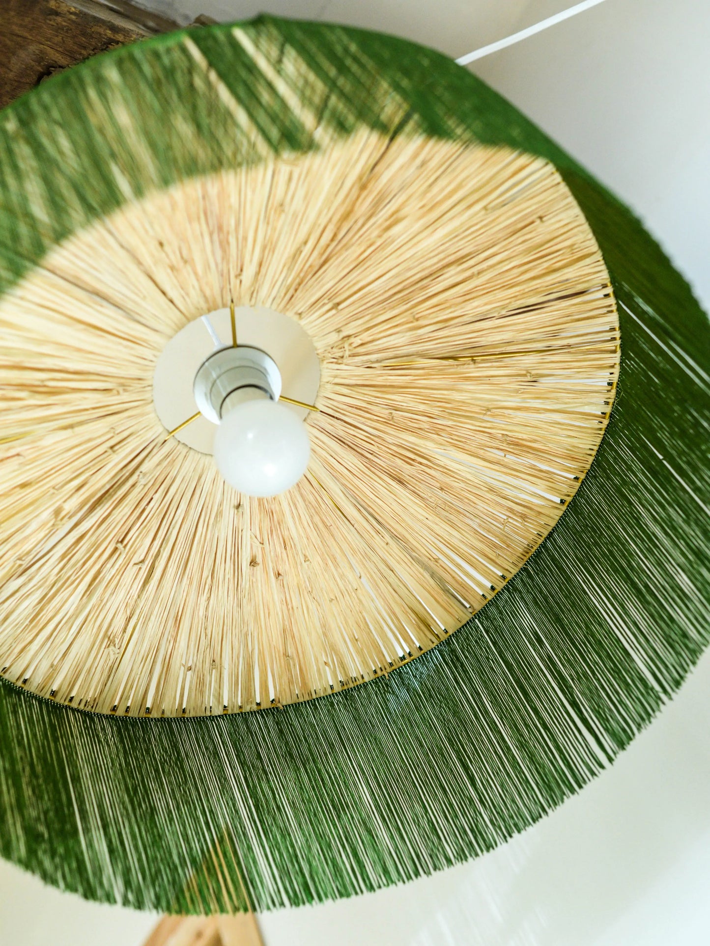Suspension chapeau chinois en raphia beige et franges vertes - Lumière à tous les Etages