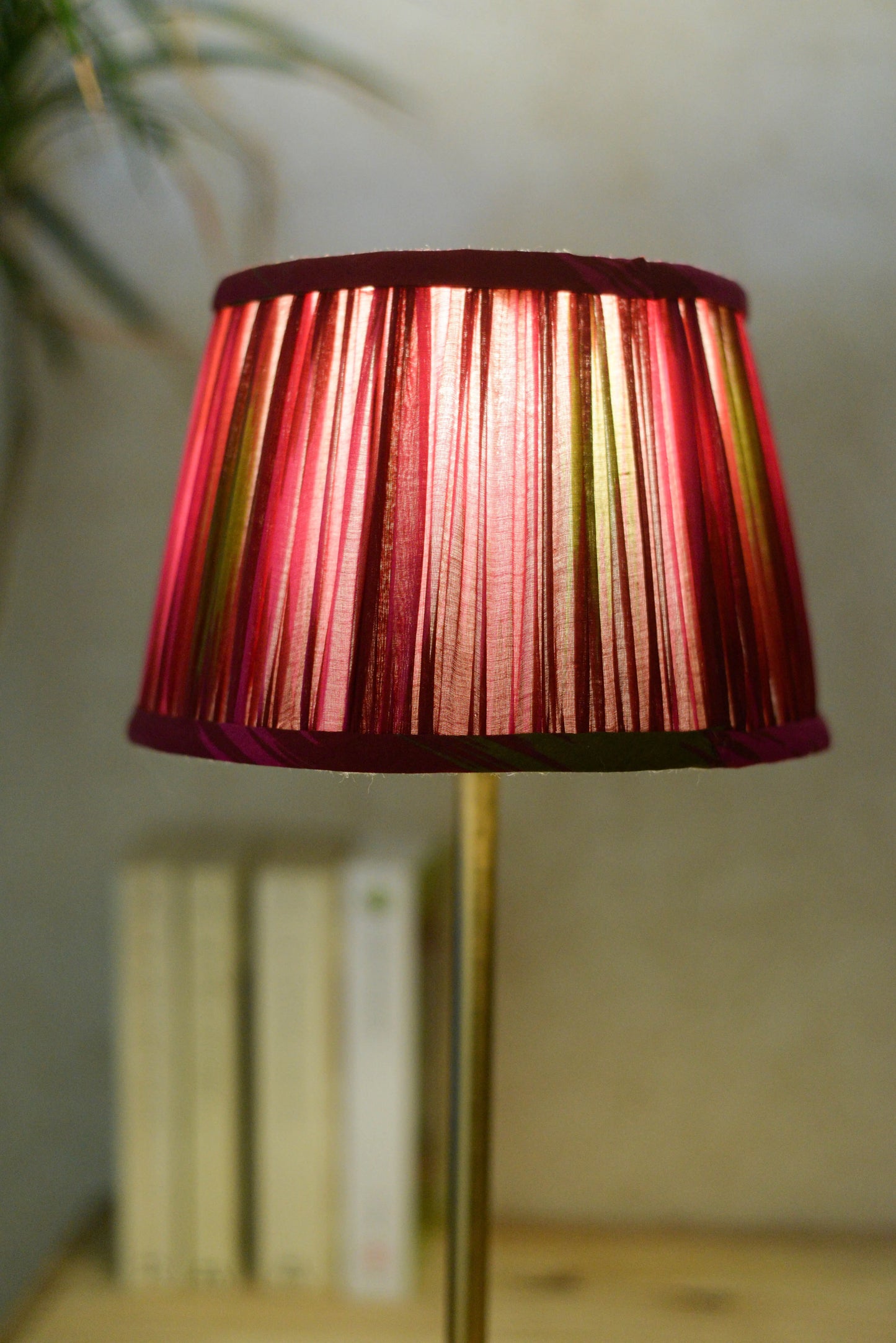 Abat jour froncé en viscose fuschia. Réalisé à la main. Pour pied de lampe