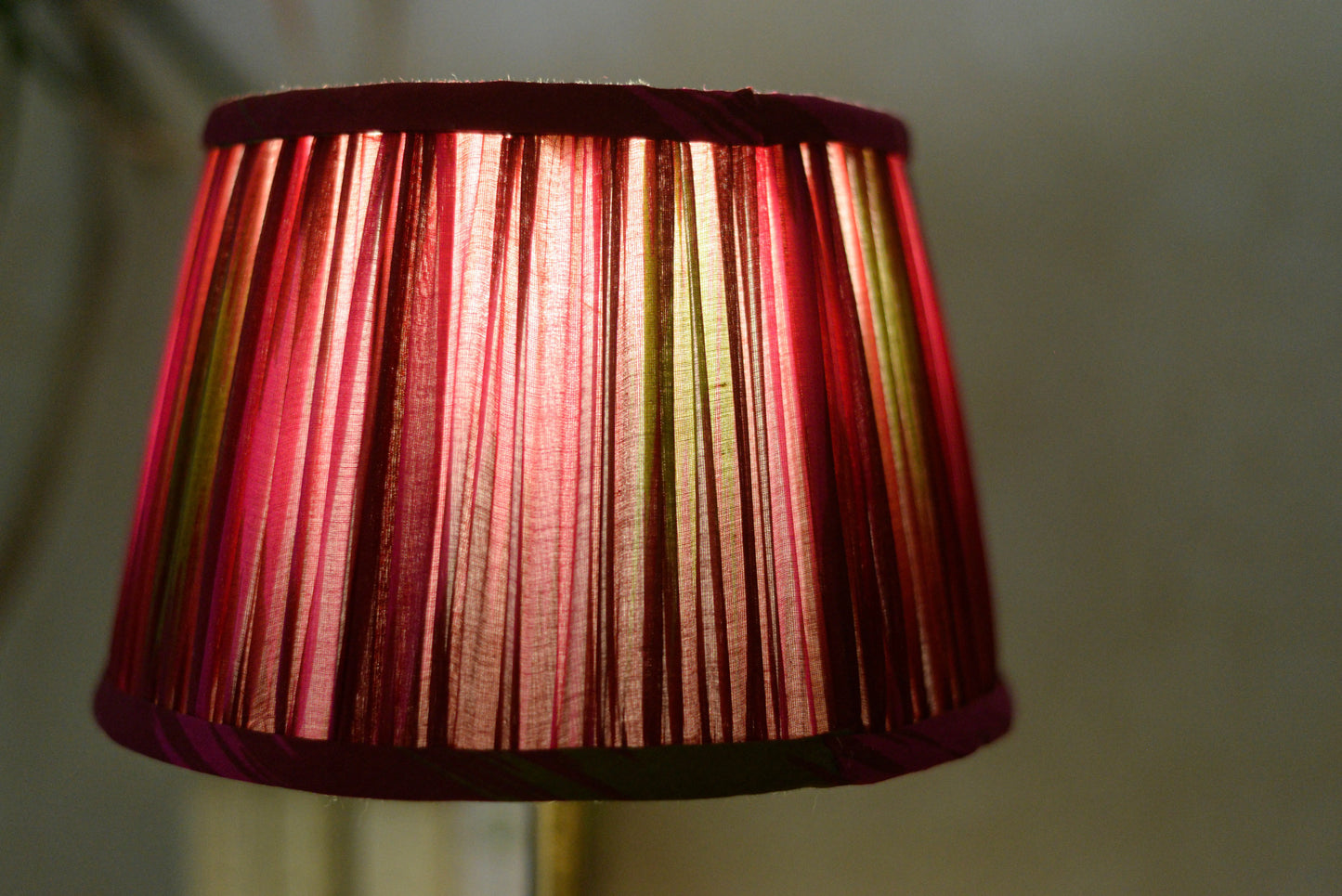 Gros plan sur abat jour froncé en viscose fuschia. Réalisé à la main. Pour pied de lampe