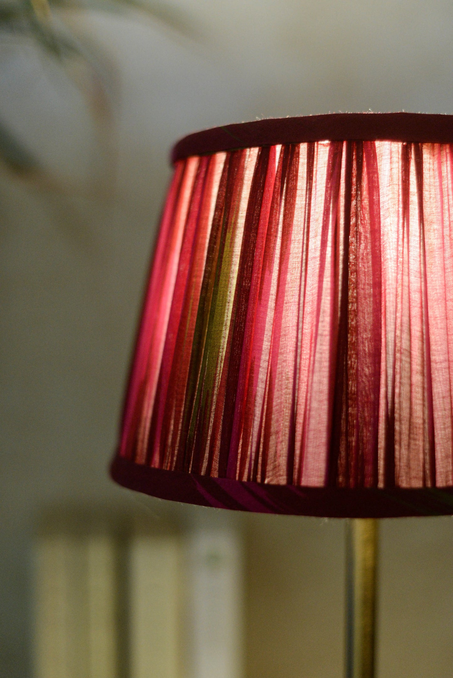 Vue de profil abat jour froncé en viscose fuschia. Réalisé à la main. Pour pied de lampe