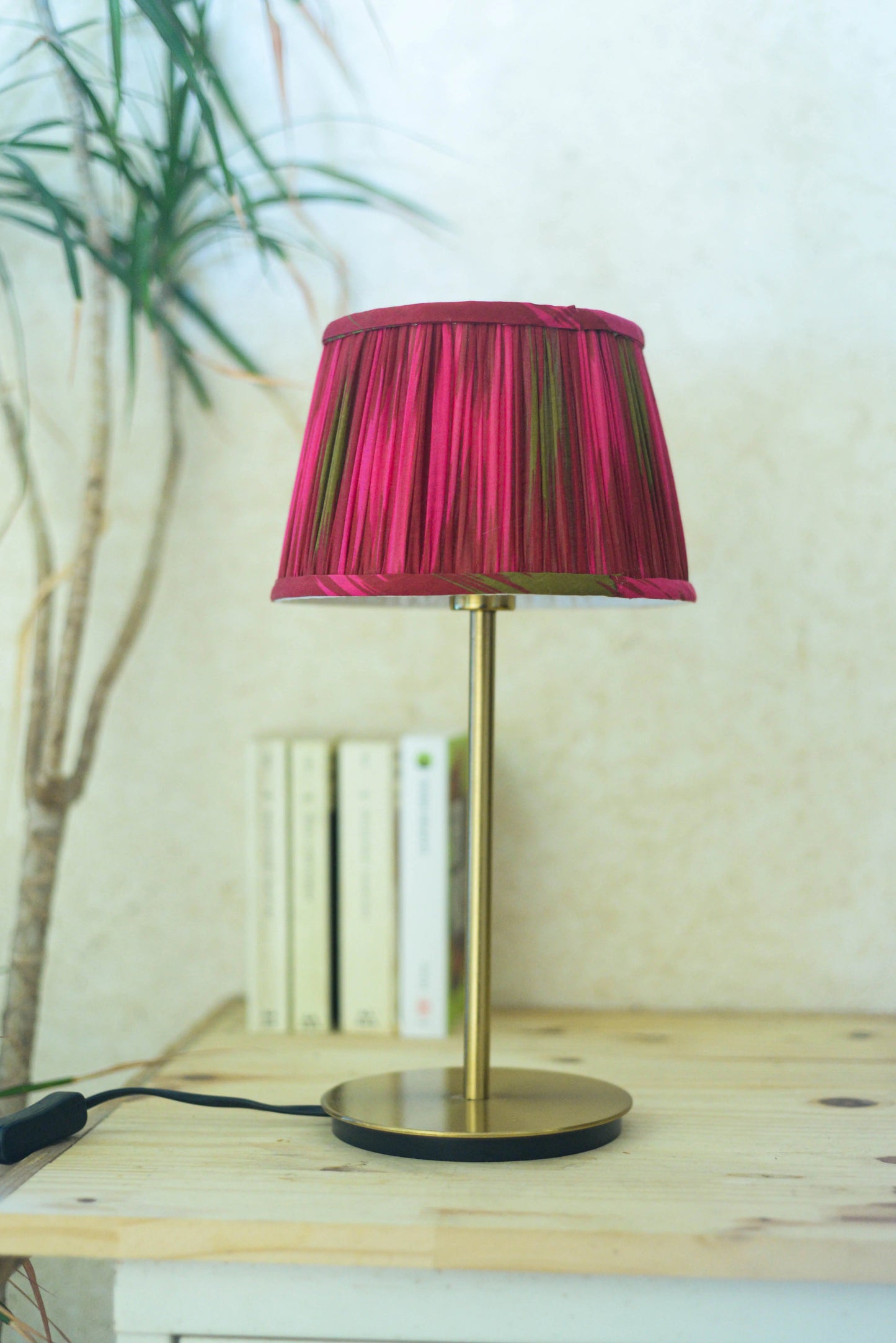Vue d'une lampe avec un abat jour froncé réalisé à la mai,