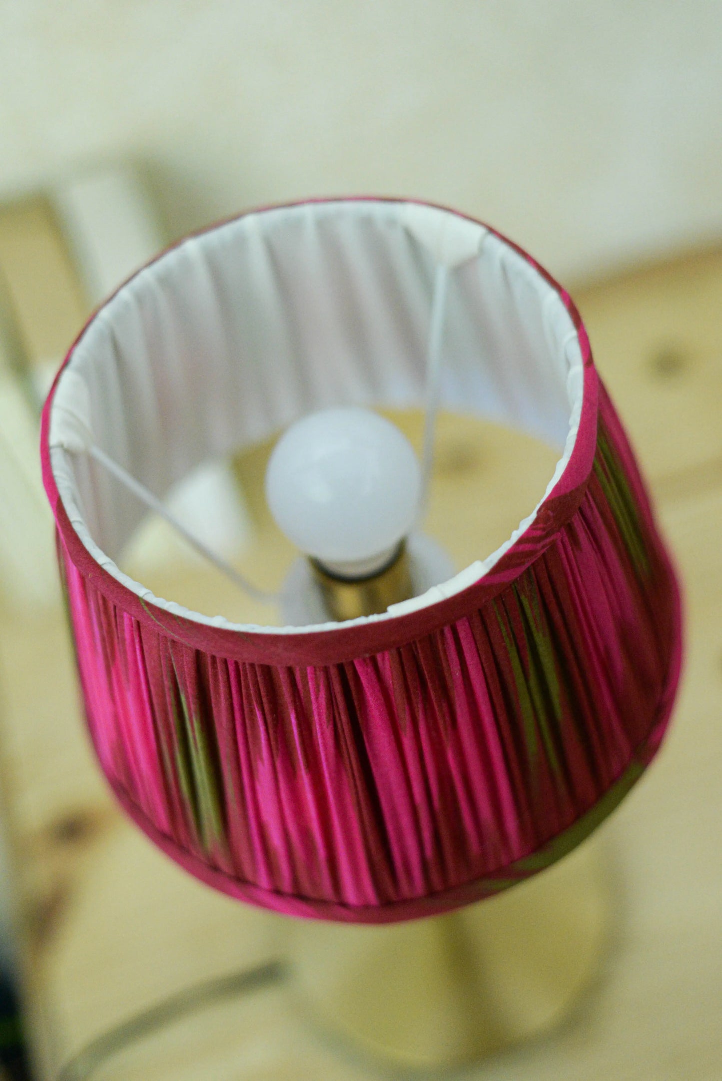 Abat-jour en tissu froncé fuschia - Lumière à tous les Etages
