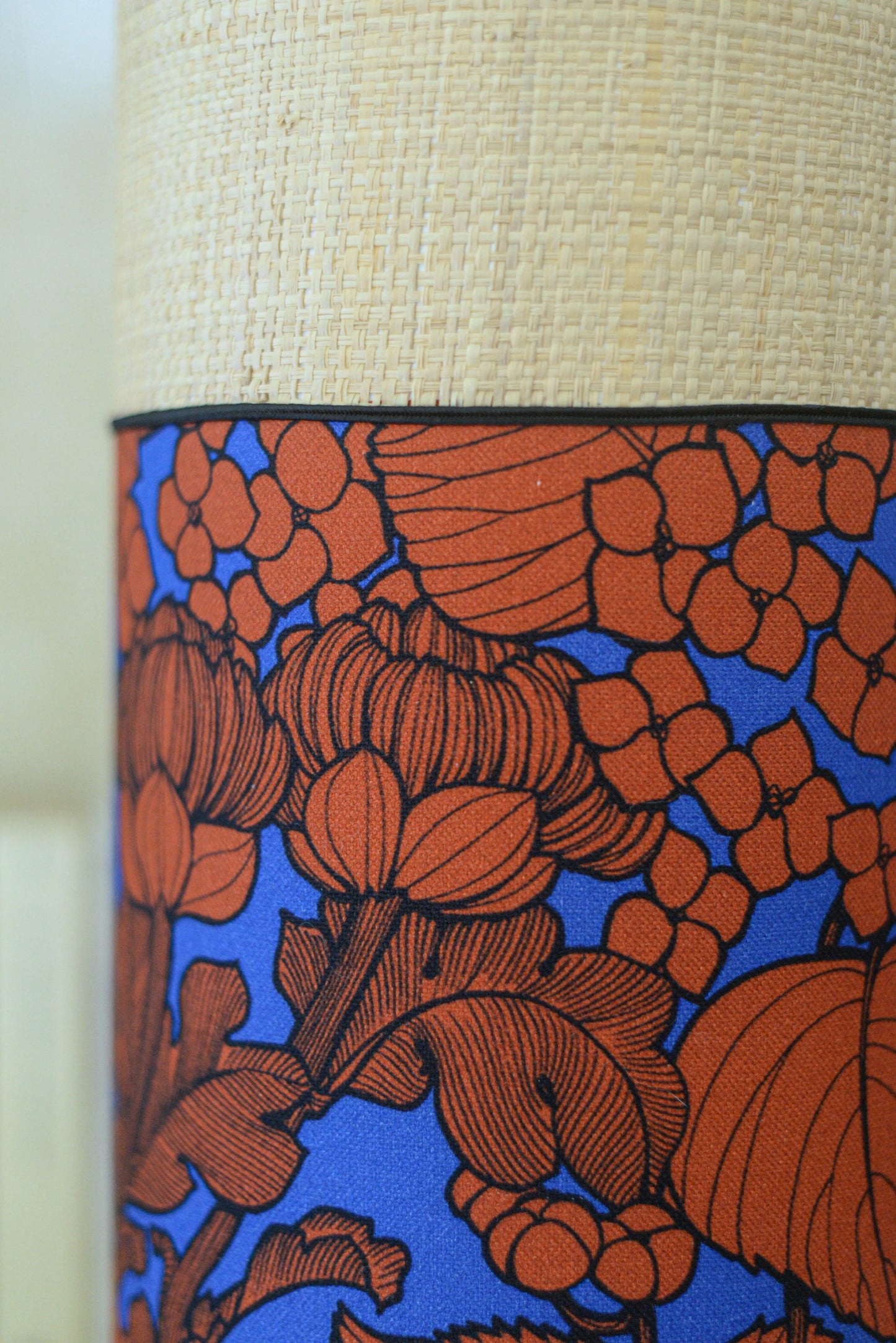 Lampe tube cylindrique en bi-matière tissu Thevenon et raphia