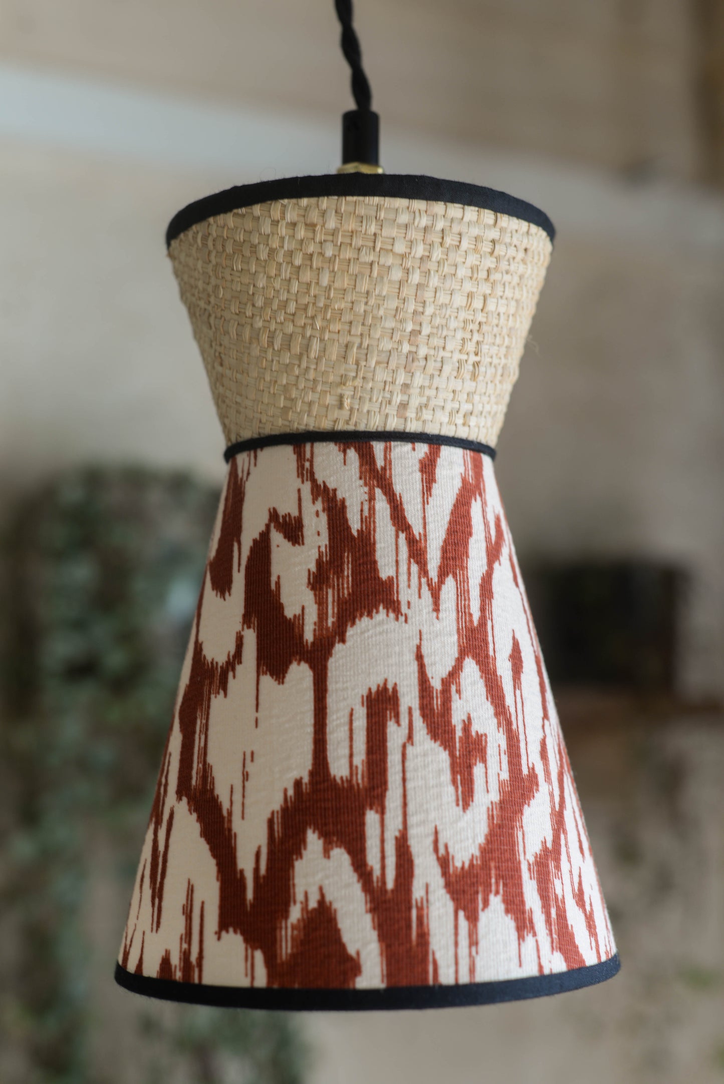 Luminaire baladeuse forme originale diabolo en raphia rotin naturel et tissu ikat. Fabriqué par une abat-jouriste en bretagne près de rennes