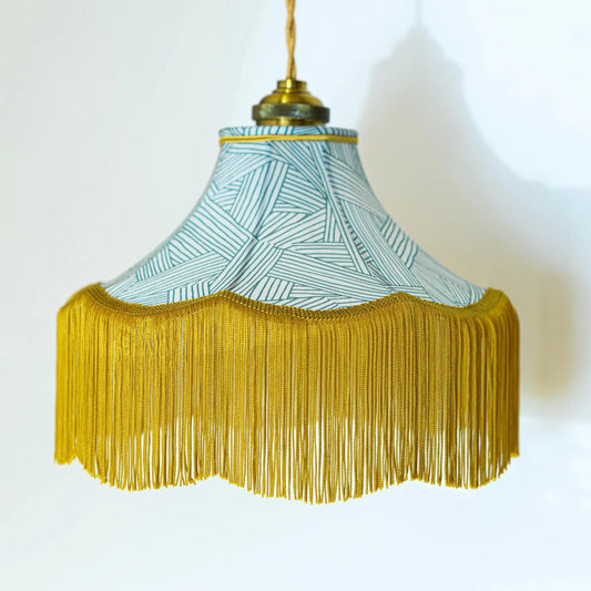 Une suspension vintage en forme de pagode avec un tissu aux formes géométriques blanc et vert