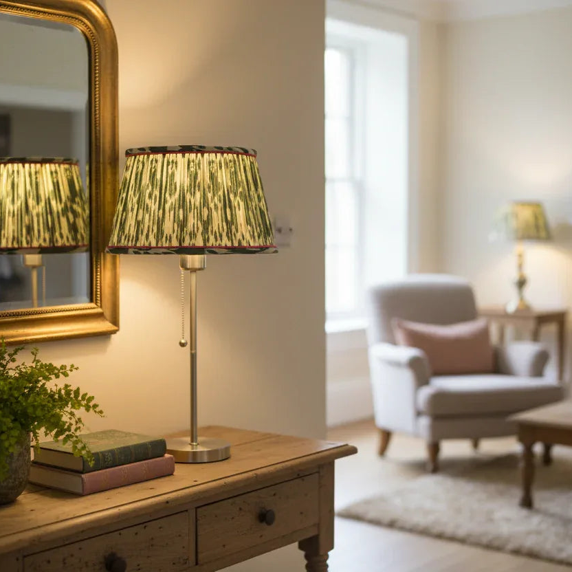 Abat-jour plissé Ikat vert et beige finition rose. Abat-jour pour pied de lampe artisanal