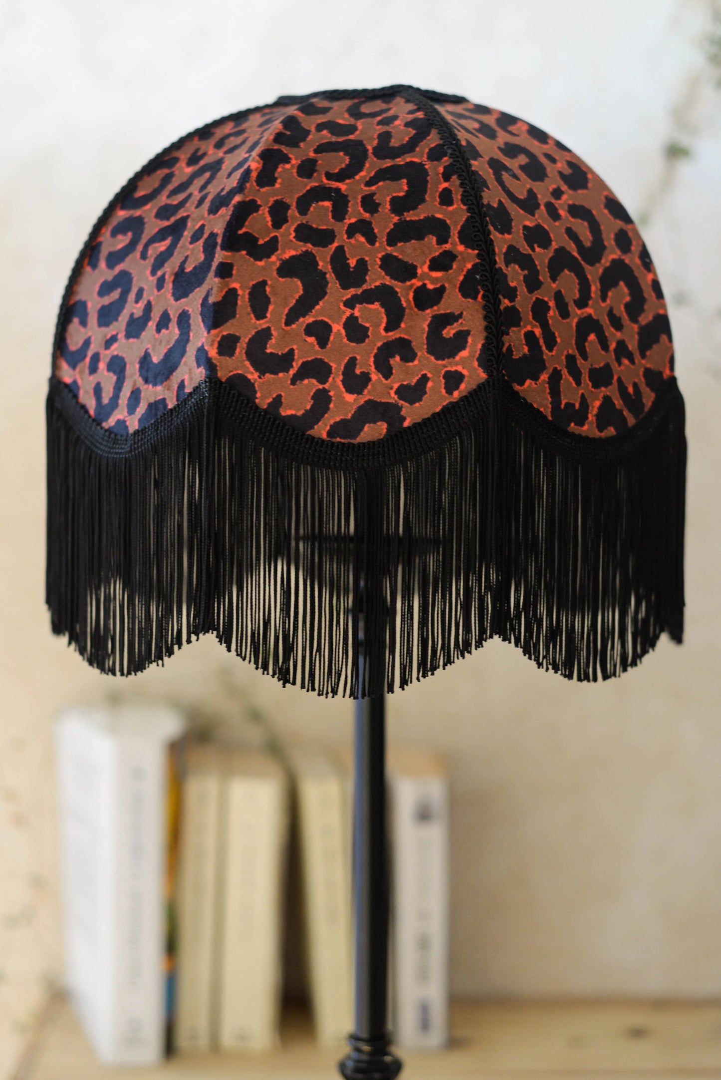 Abat-jour dôme pour pied de lampe en velours léopard et franges noires - Lumière à tous les Etages