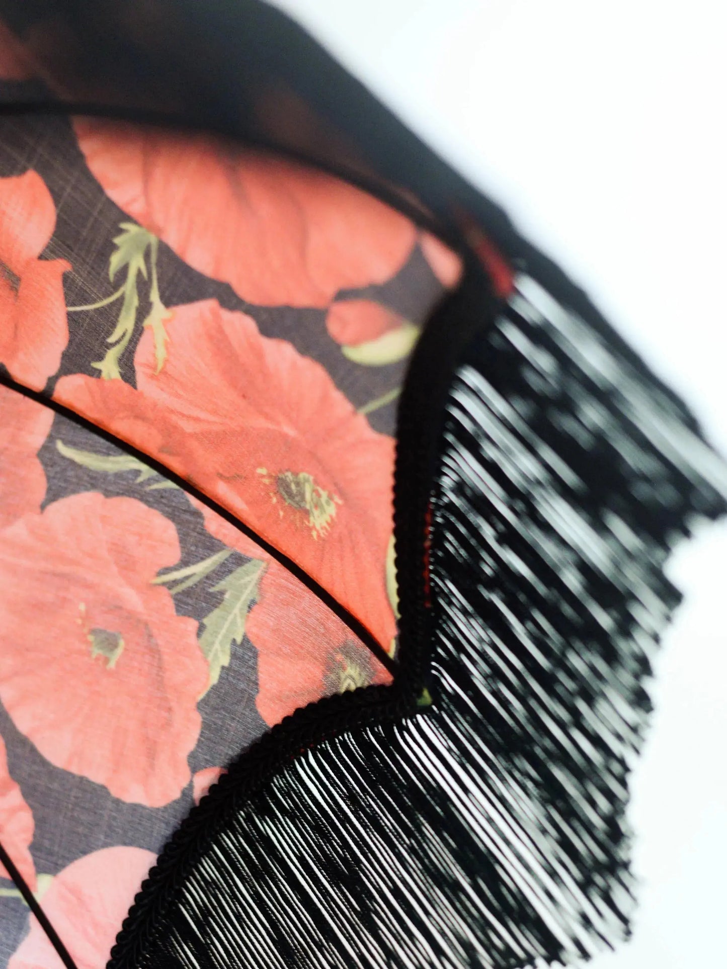 abat jour fleuri en forme de dôme avec des coquelicot rouges sur fond noir. Franges noires. Vue de l'intérieur