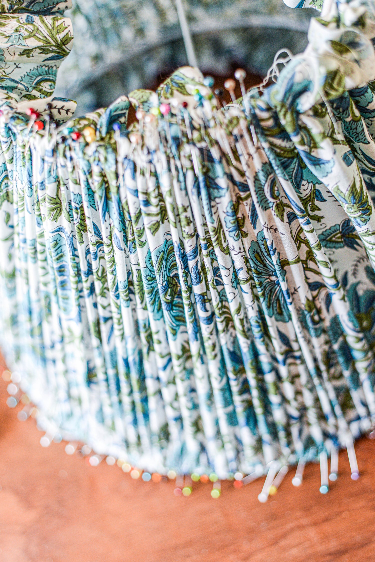 création d'un abat jour original en tissu paisley avec des fronces