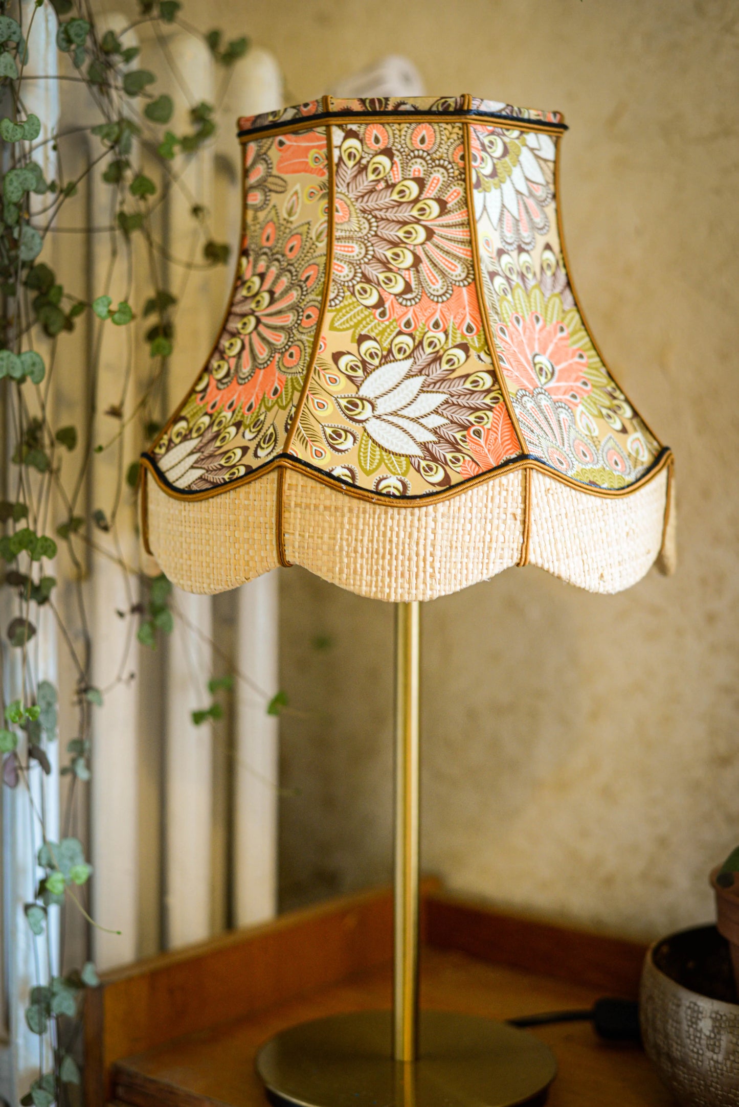 abat jour original fabriqué de manière artisanal de forme pagode pour lampe sur pied. En raphia et papier art déco