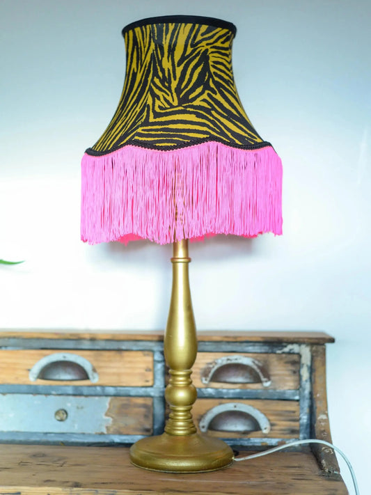 Abat-jour pagode tissu tigré et franges roses - Lumière à tous les Etages