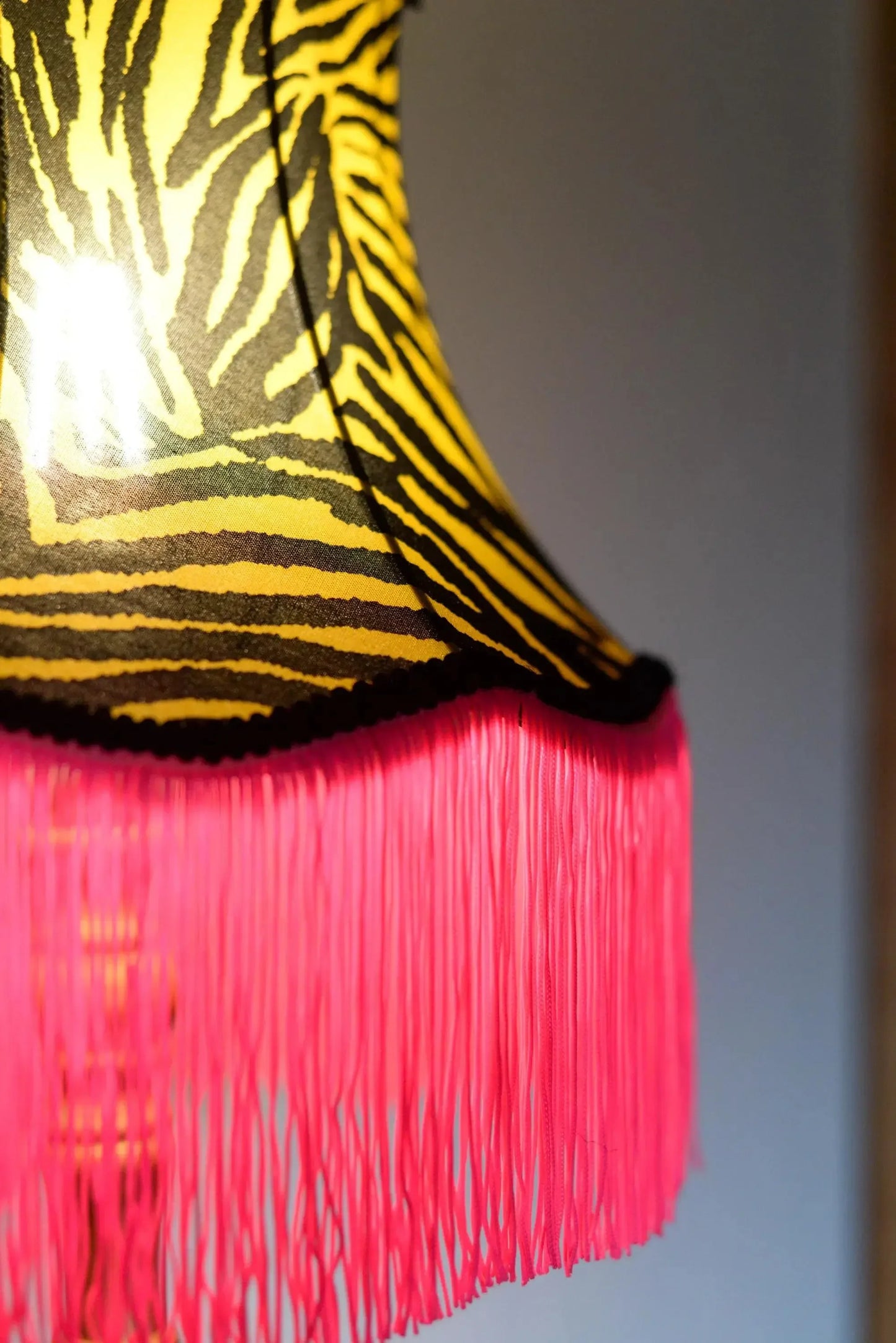 Abat-jour pagode tissu tigré et franges roses - Lumière à tous les Etages