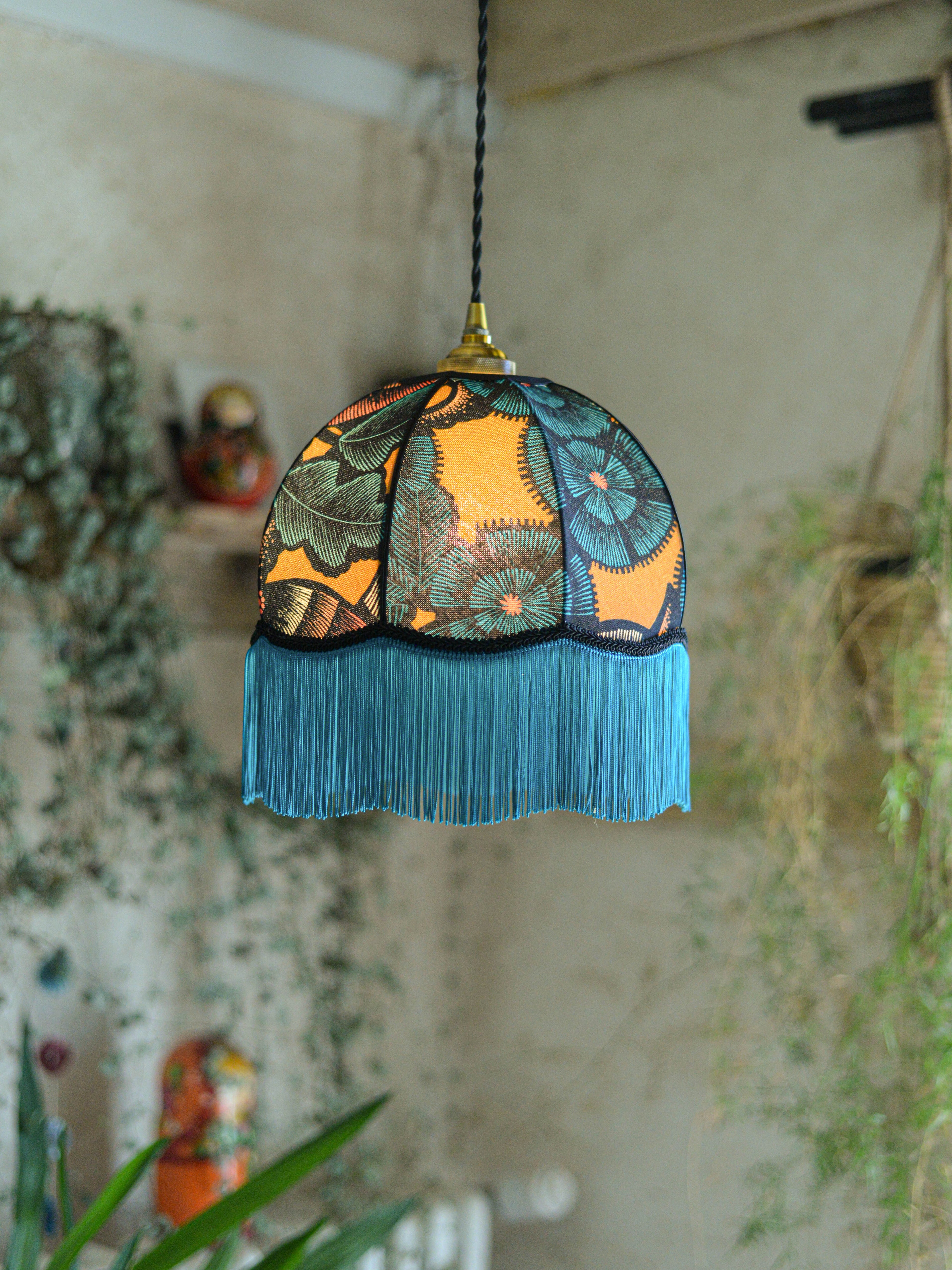 abat jour original et artisanal suspension baladeuse vintage dome avec des franges