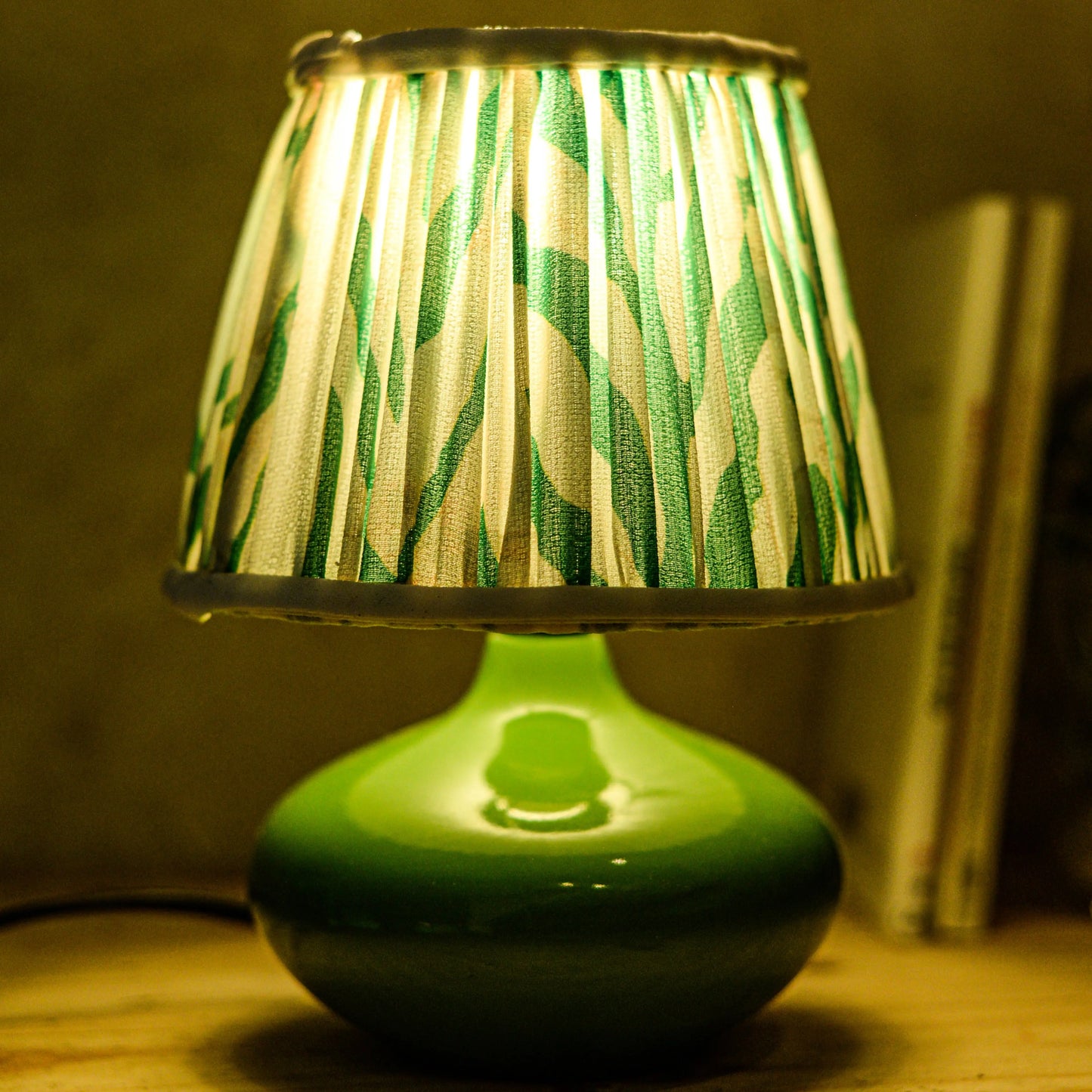 Abat jour artisanal fait main plissé de couleur vert et blanc pour lampe de chevet ou lampe d'appoint