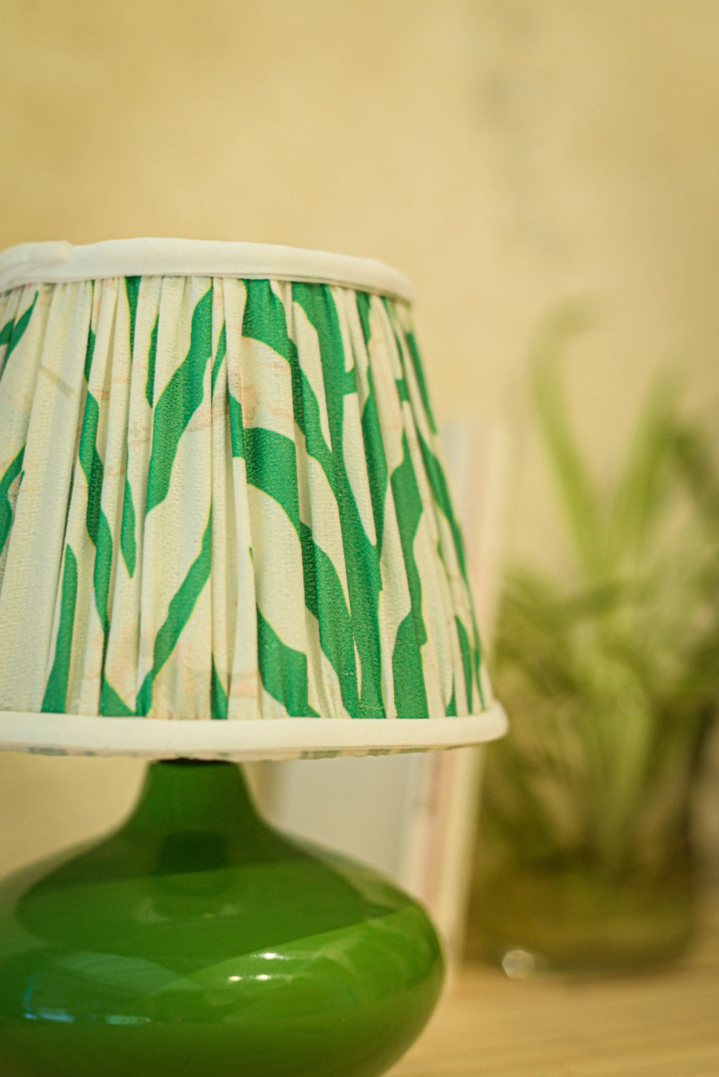 Abat-jour froncé tissu viscose vert et blanc - Lumière à tous les Etages