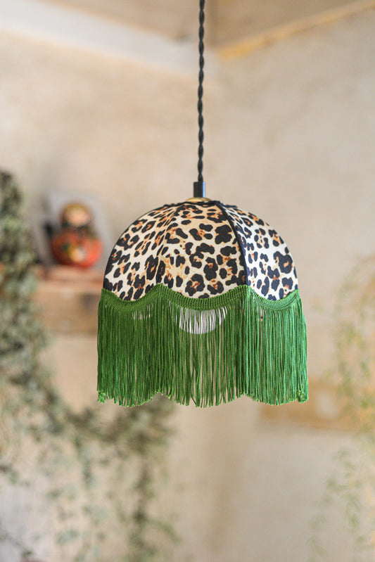 suspension baladeuse en tissu léopard et franges vertes