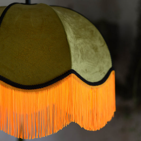 Un abat jour en suspension dome velours kaki et franges oranges. Ambiance bohème vintage