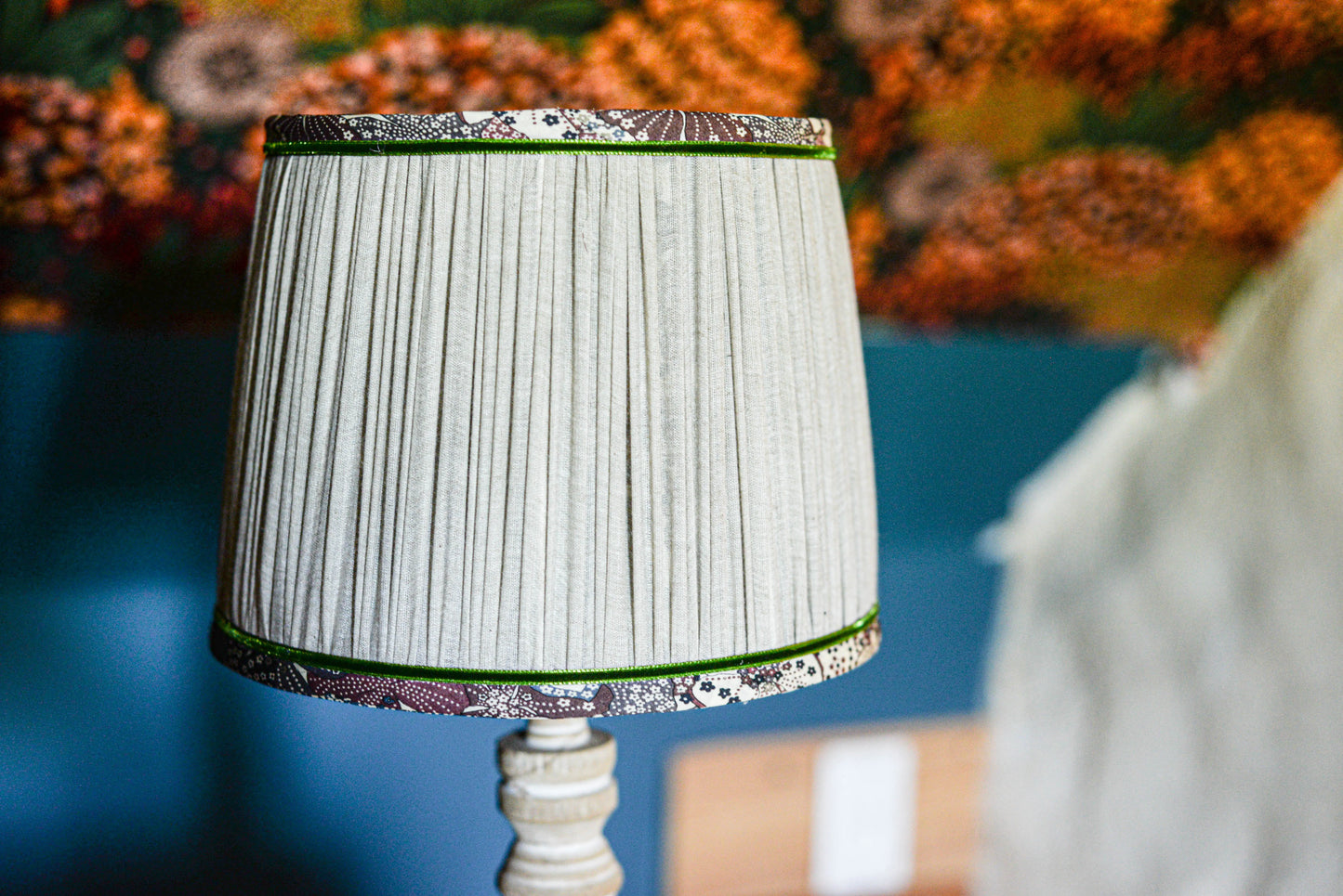 Abat-jour tissu froncé gris/liberty fleuri