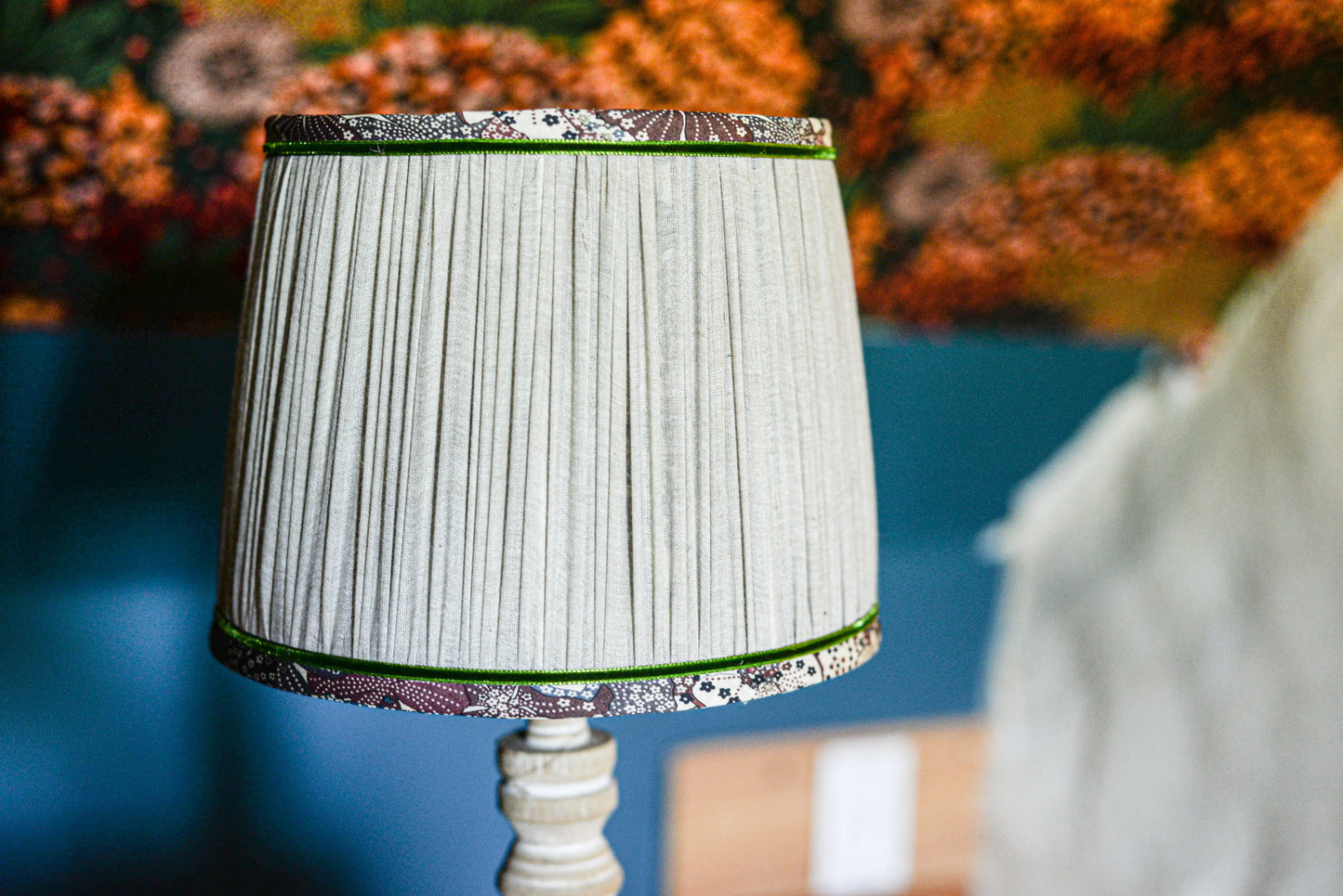 Abat-jour tissu froncé gris/liberty fleuri - Lumière à tous les Etages