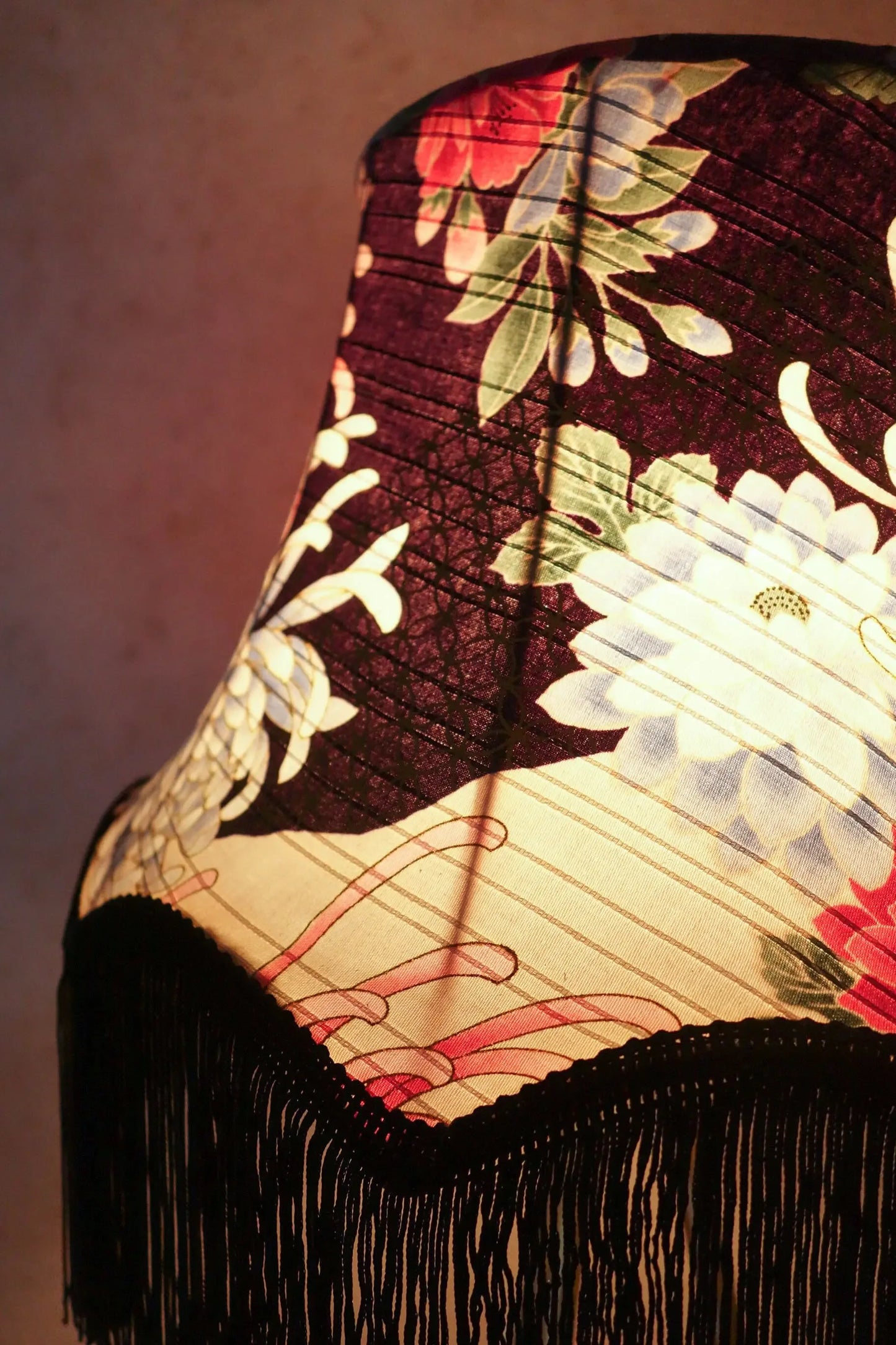 Abat-jour pagode en tissu japonais et franges noires - Lumière à tous les Etages