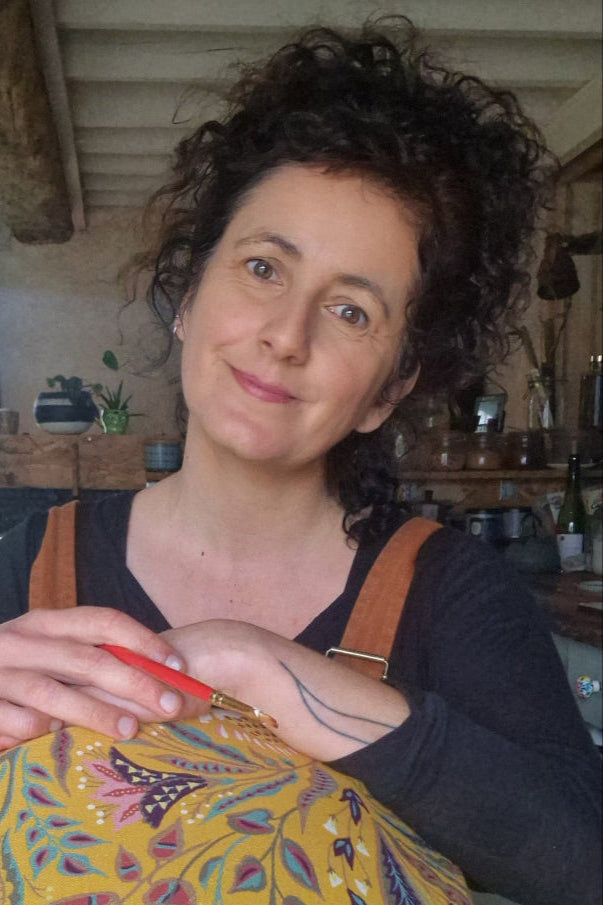 Créatrice qui pose avec un abat jour original