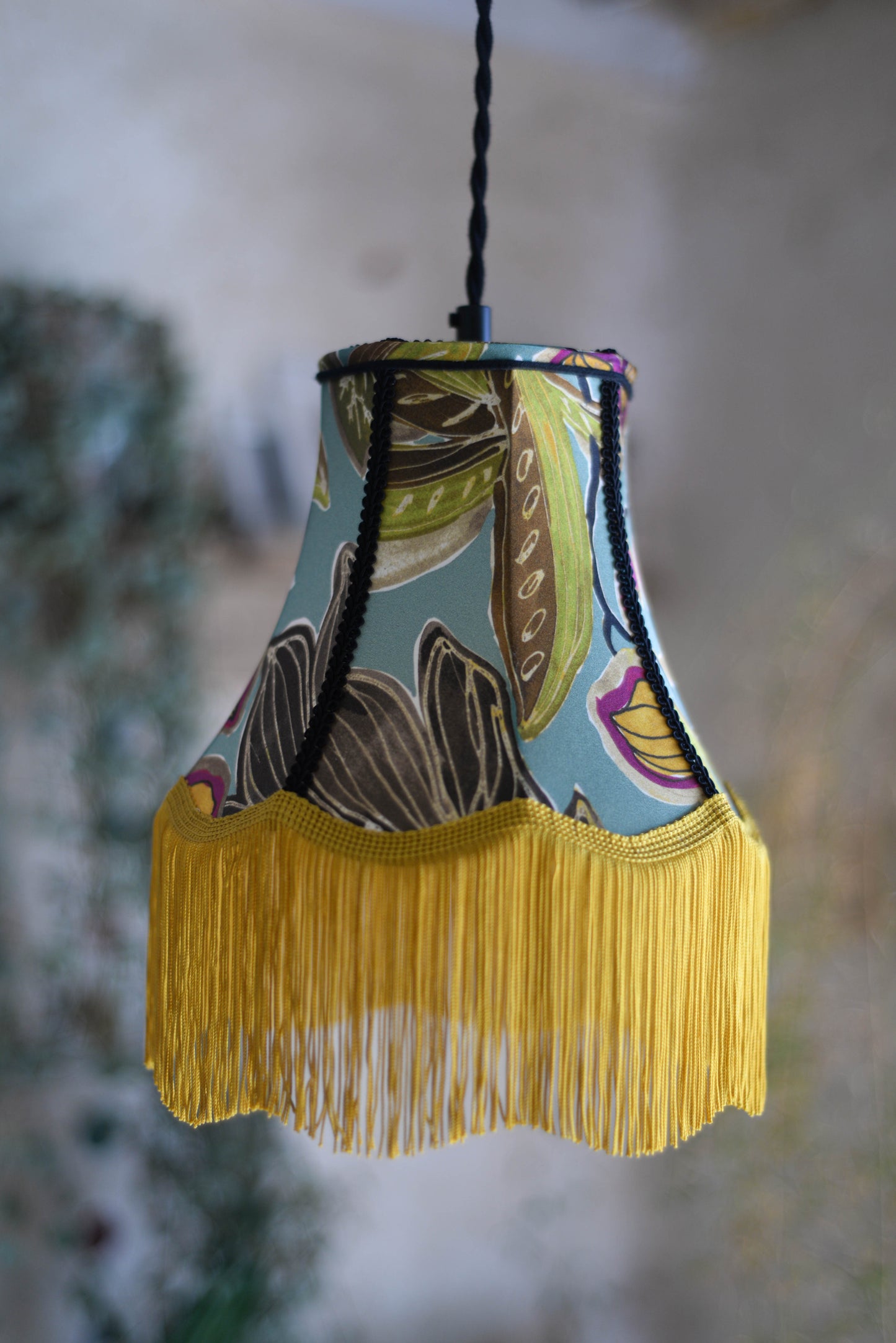 une baladeuse vintage en forme de pagode avec un tissu en soie à motifs floraux sur fond bleu. Cordon torsadé noir. Création sur mesure unique d'une abat jour près de rennes en bretagne