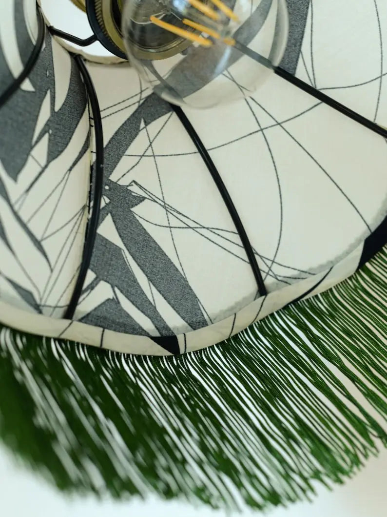 Suspension baladeuse tissu noir et blanc/Franges vertes