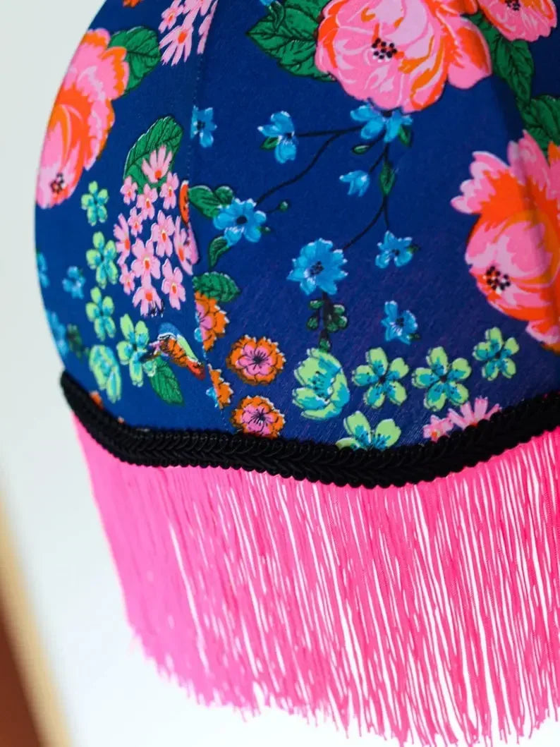 Baladeuse vintage tissu fleuri/franges roses - Lumière à tous les Etages