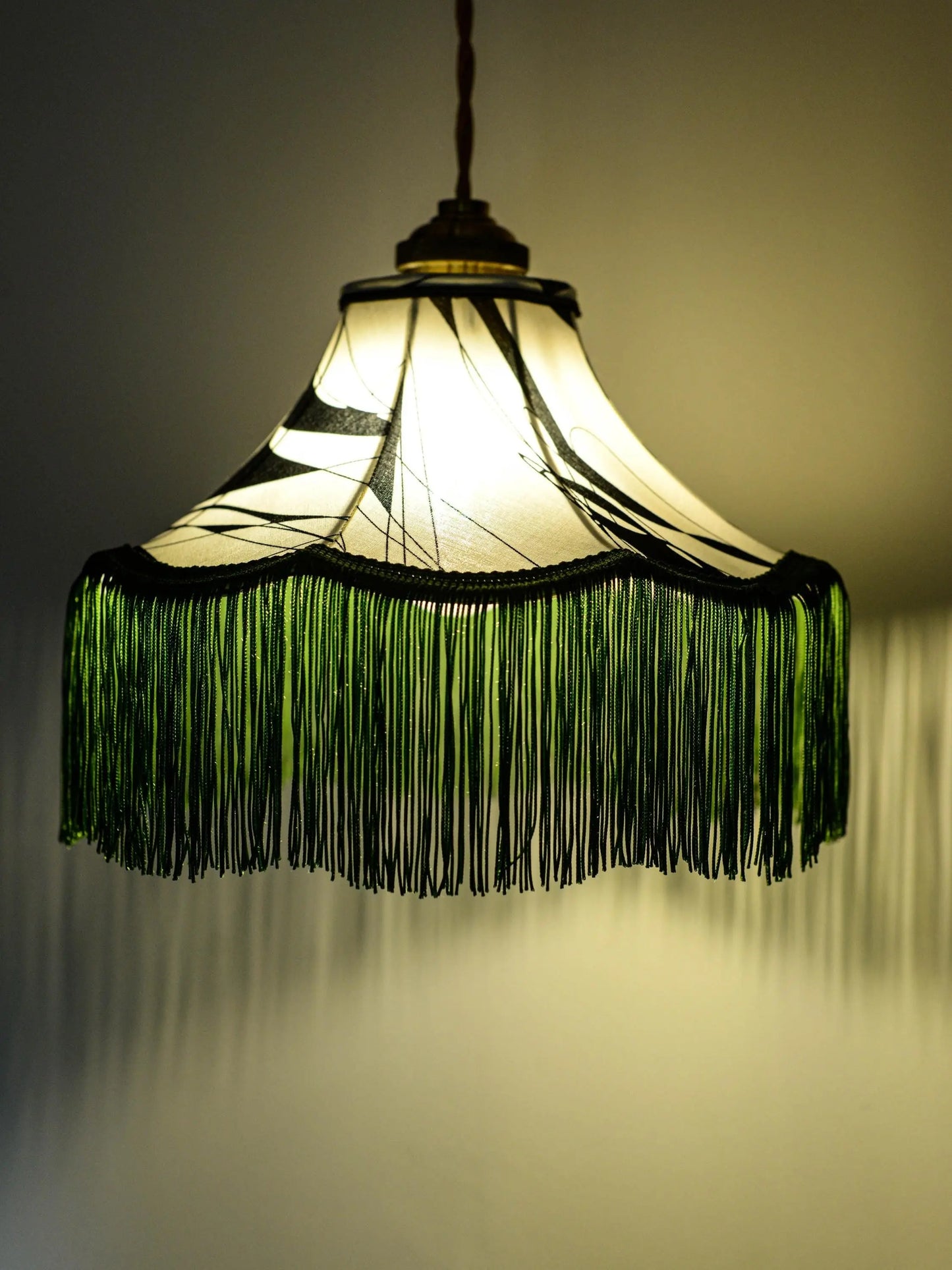 Suspension baladeuse tissu noir et blanc/Franges vertes