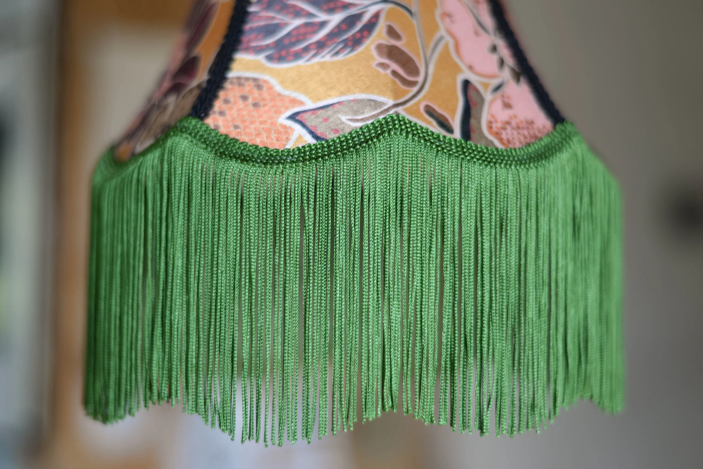 Lampe baladeuse pagode en satin fleuri - Lumière à tous les Etages
