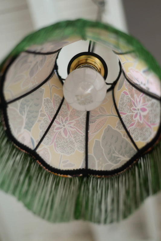 Lampe baladeuse pagode en satin fleuri - Lumière à tous les Etages