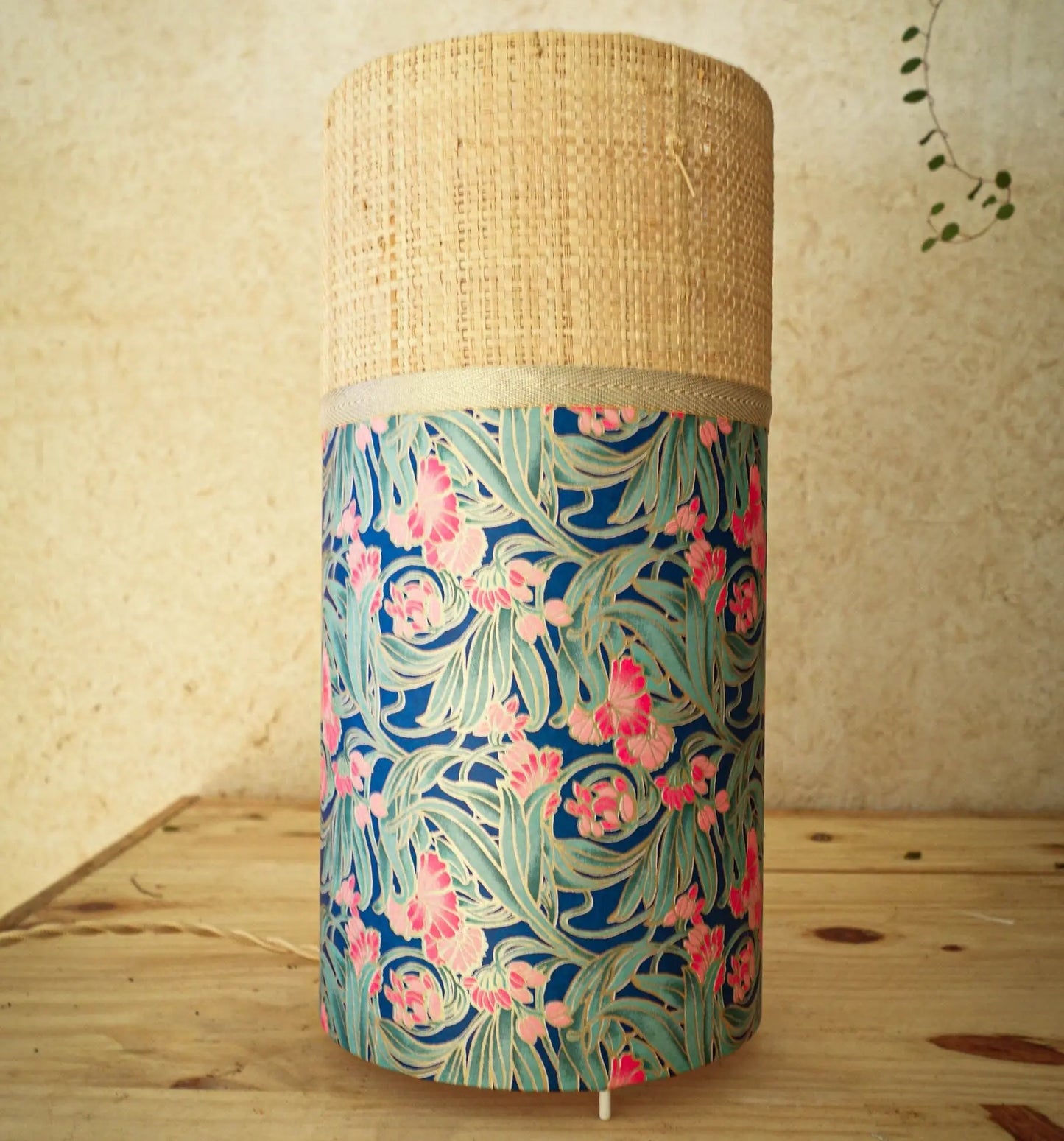 Lampe tube à poser réalisée avec du papier japonais et du raphia