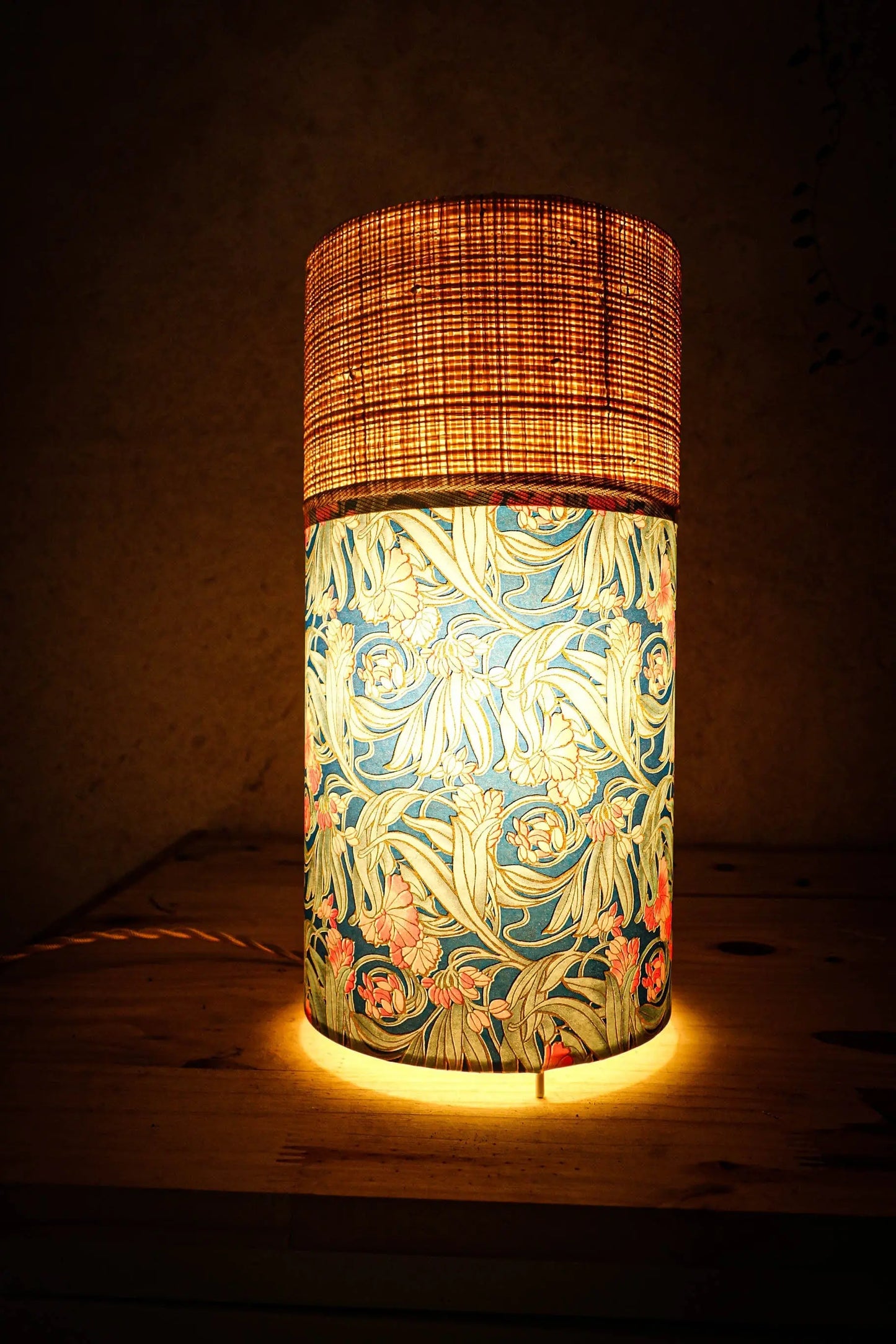 lampe à poser éclairée avec du papier japonais