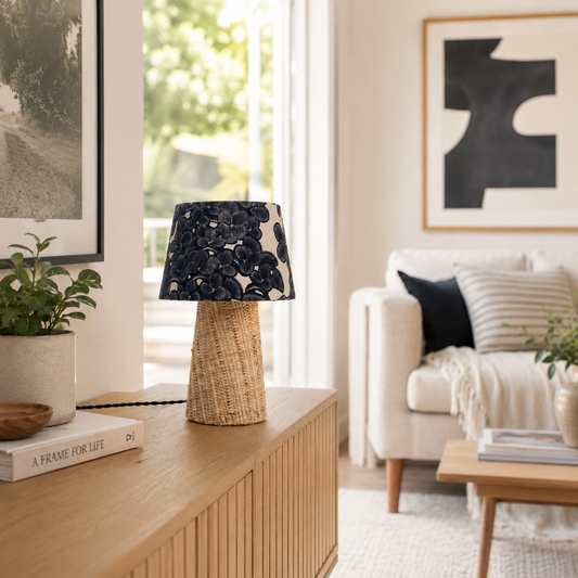 lampe à poser en raphia et lin dans un salon