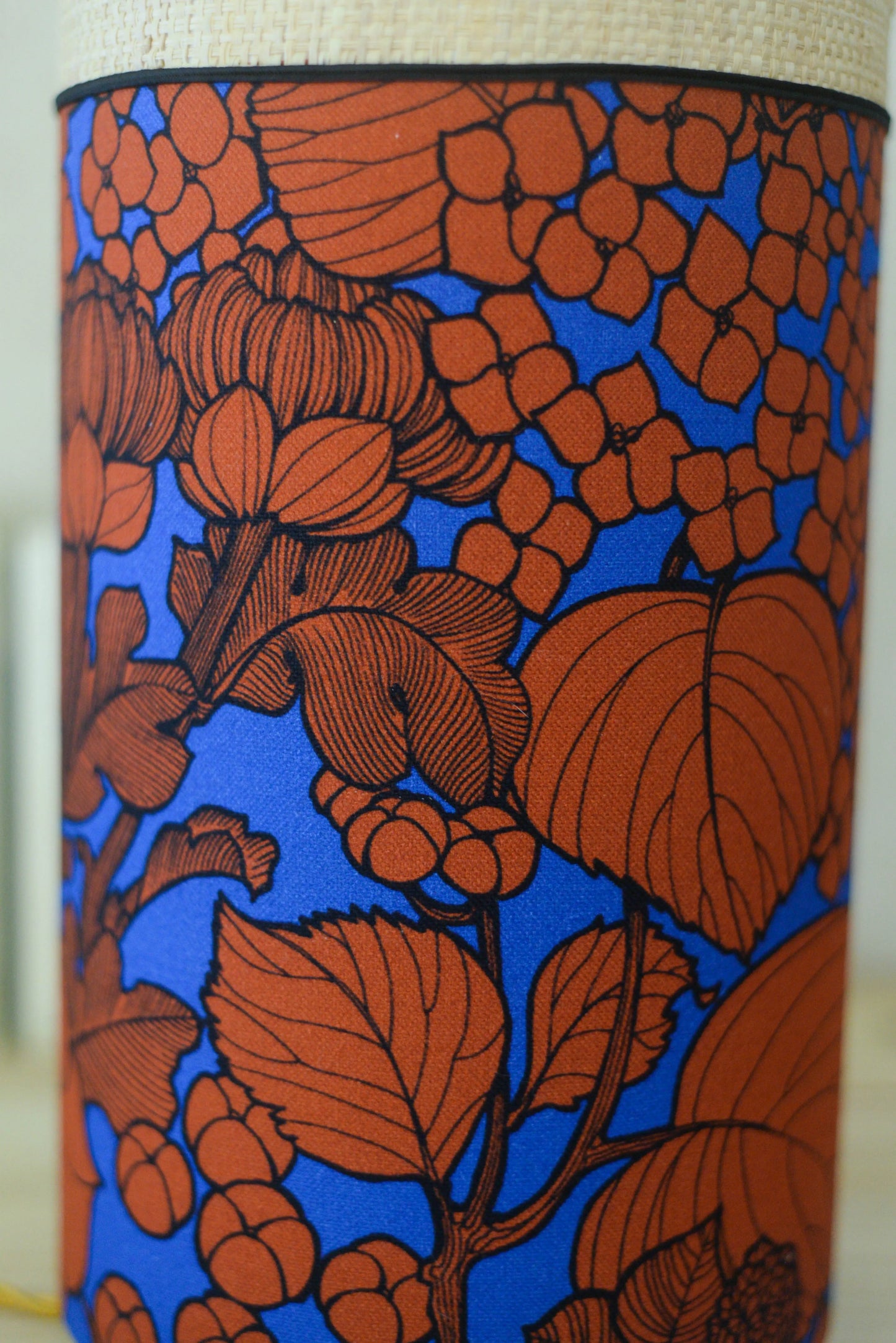 Lampe tube en tissu fleuri et raphia - Lumière à tous les Etages