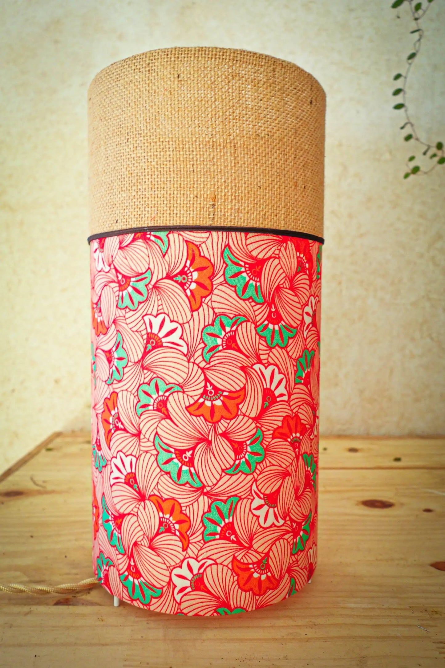 lampe tube à poser bi-matière avec un tissu japonais dans les tons rouge et de la toile de jute