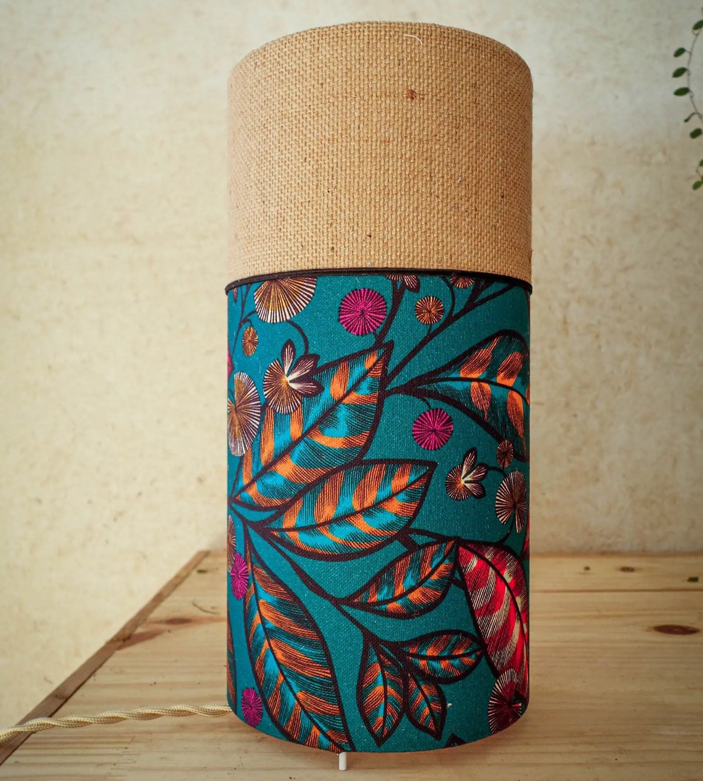 lampe tube à poser réalisée en tissu Thévenon et toile de jute. Création artisanale réalisée en Bretagne