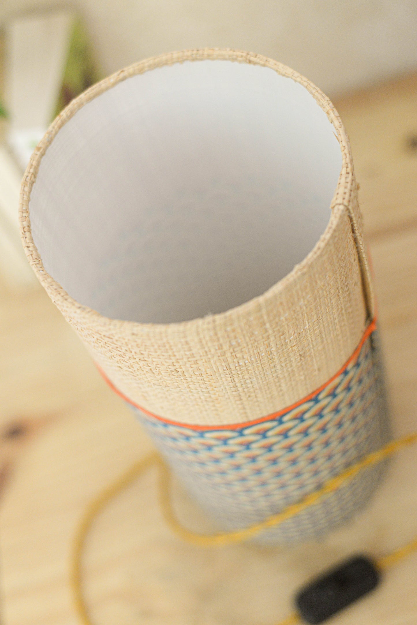 Lampe d'appoint tissu japonais et raphia