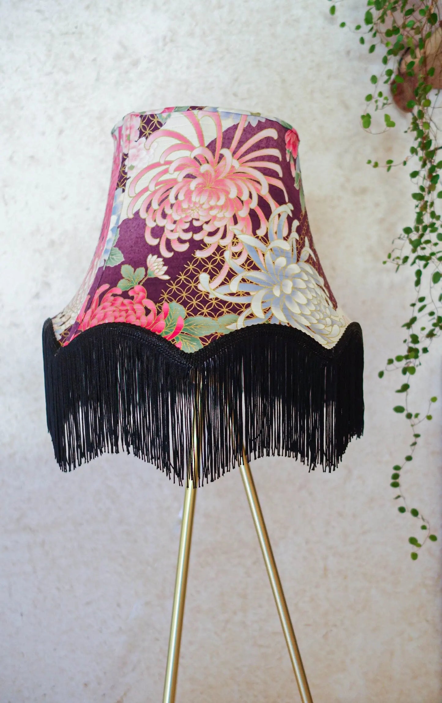 abat jour pagode à frange tissu motif japonais dans les tons violet et rose