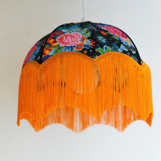 Suspension lampe baladeuse en forme de dôme avec un tissu folklorique odile bailloeul et franges orange. Abat-jour vintage à franges