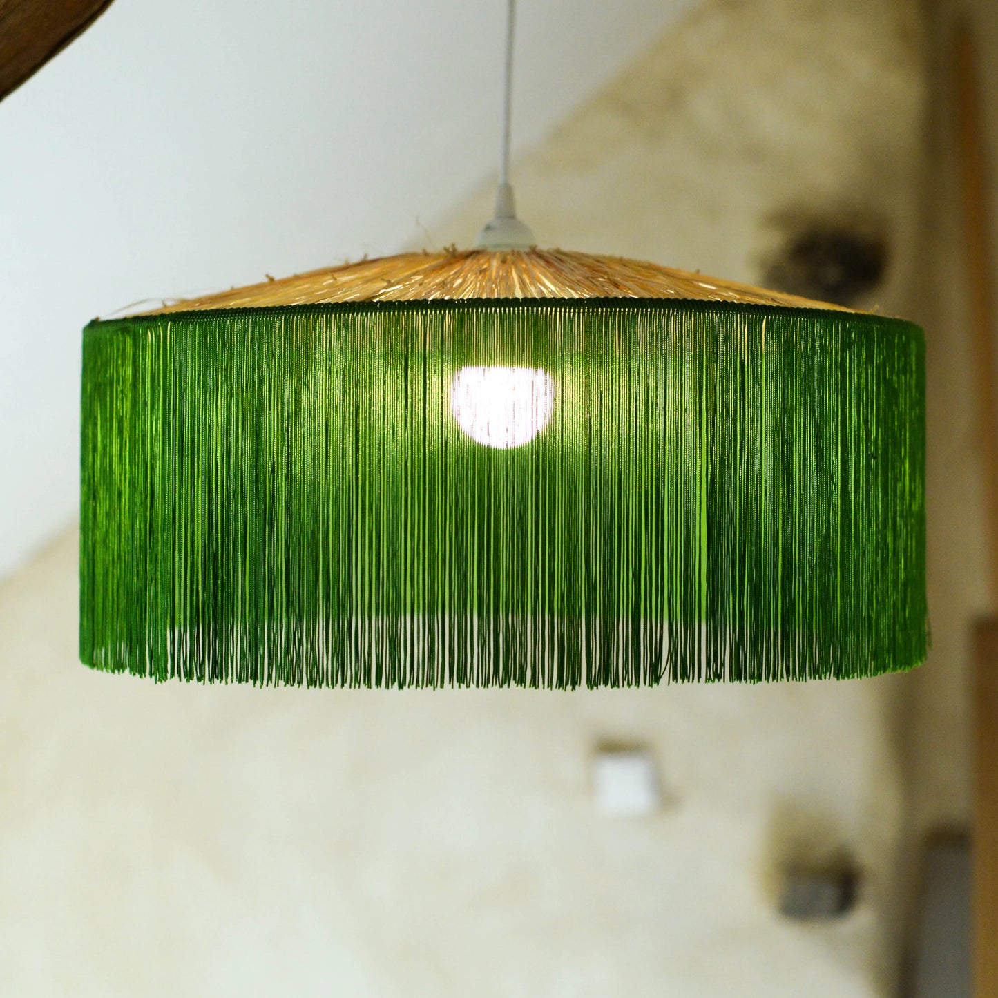 Suspension en raphia naturel et franges vertes. Abat jour en forme de chapeau chinois. Création artisanale réalisée en Bretagne