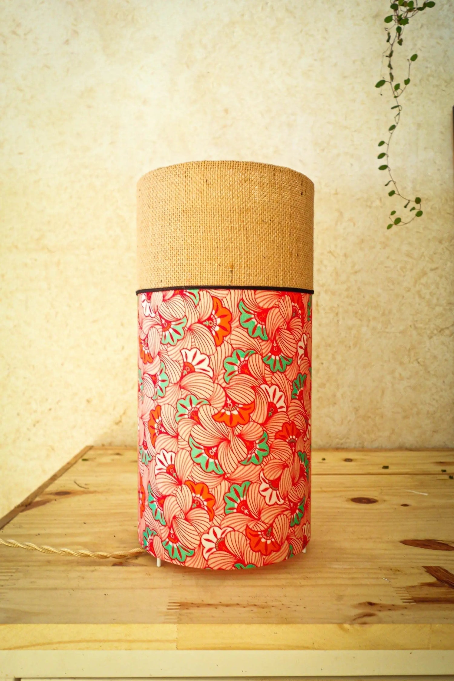 Lampe tube cylindrique bi-matière tissu japonais rouge et vert et toile de jute