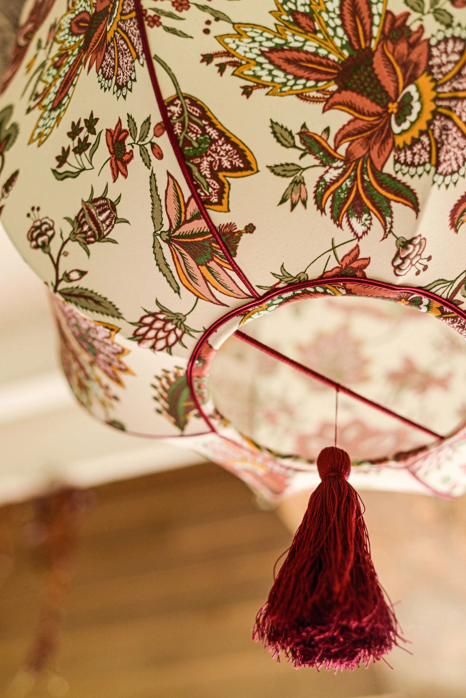 Suspension forme dôme renversée avec un tissu Lelièvre et un pompon bordeaux