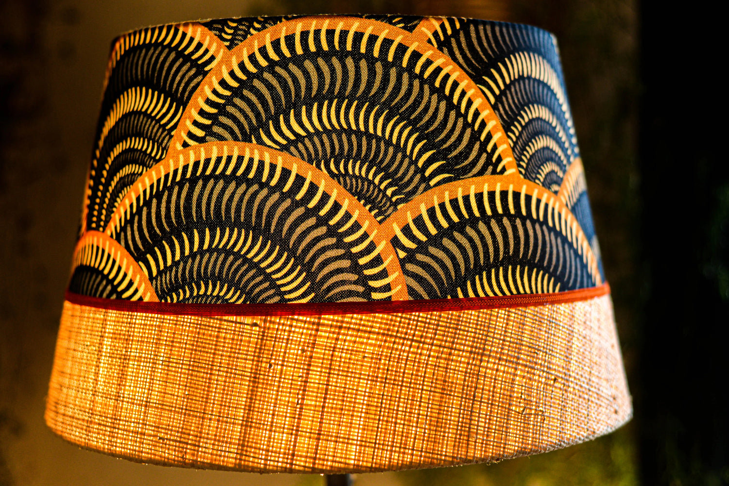 abat jour conique artisanal et original en tissu thevenon et raphia