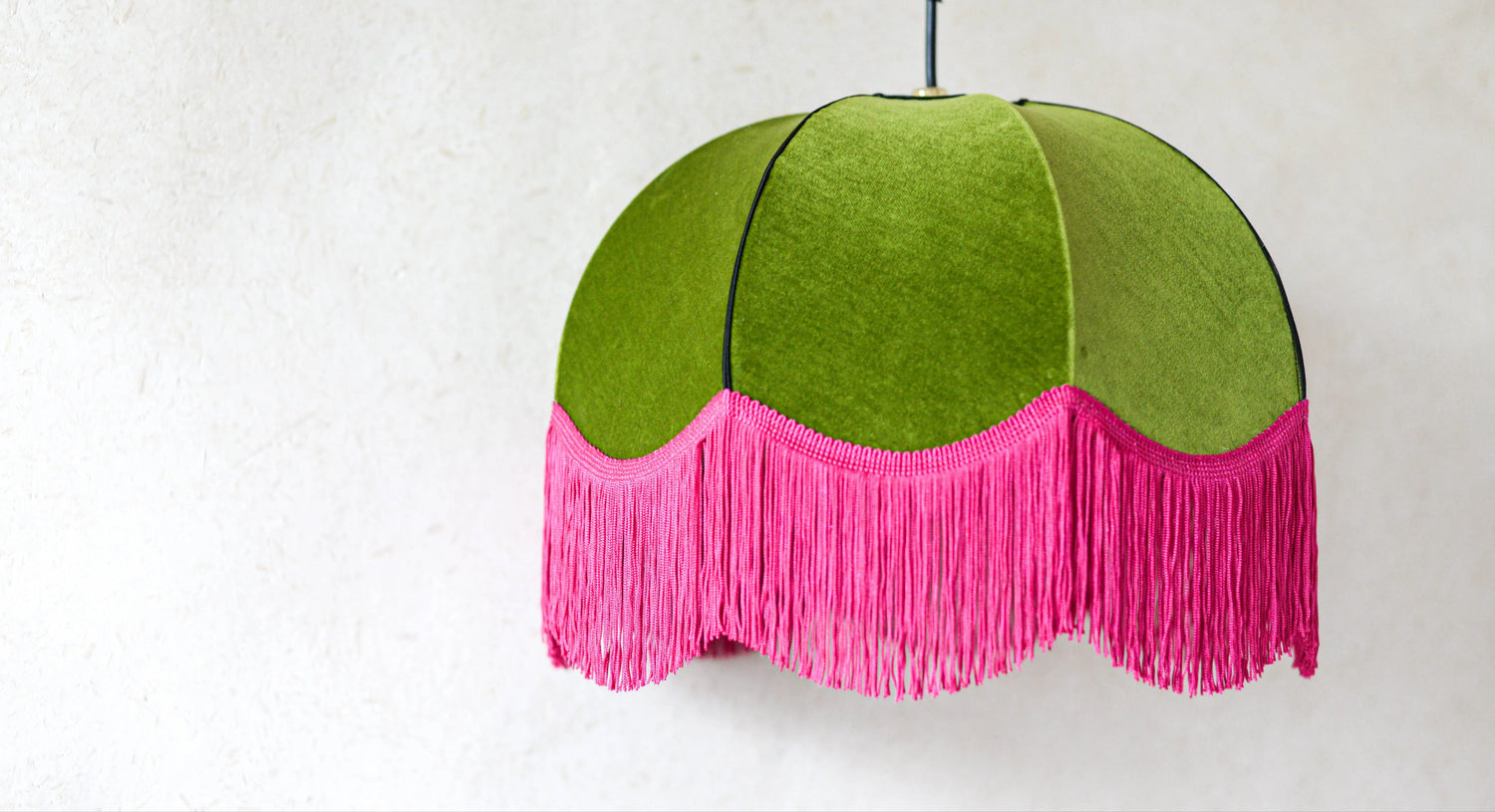 abat jour vintage artisanal dôme ou cloche en velours vert et franges roses